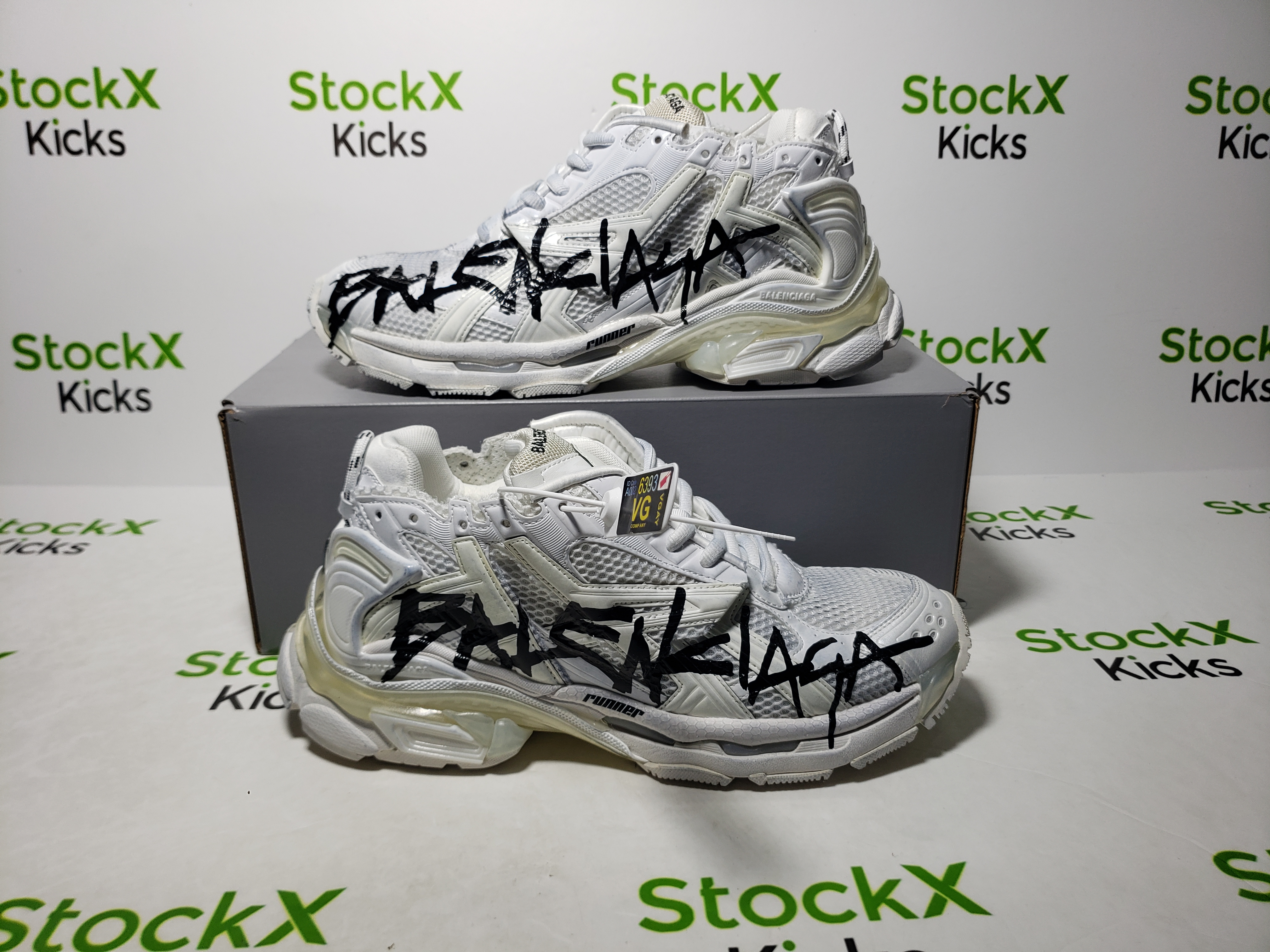 Balenciaga Runner White And Black Characters 677402 W3RBQ 9010 review fsldgjk 01