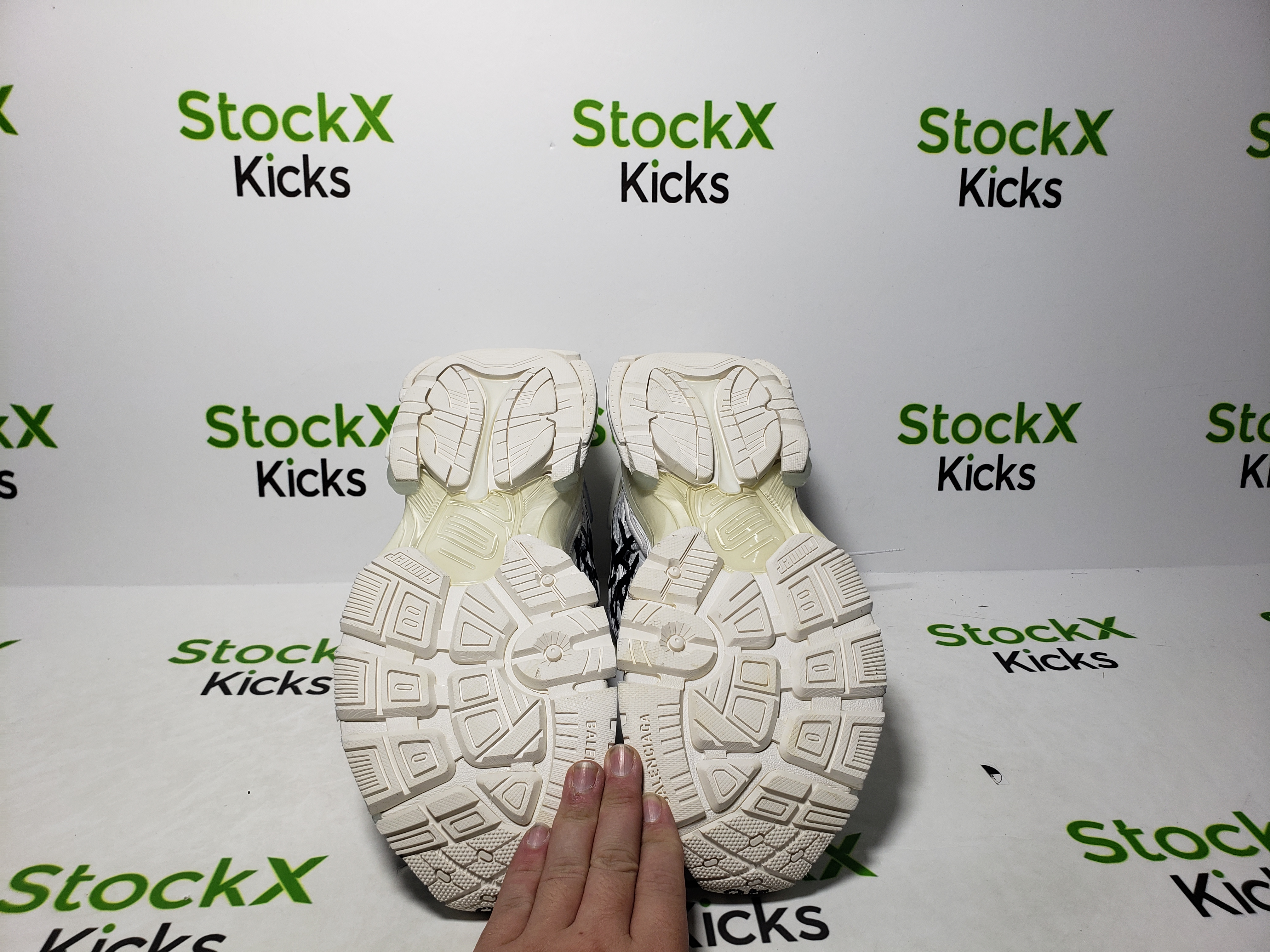 Balenciaga Runner White And Black Characters 677402 W3RBQ 9010 review fsldgjk 02