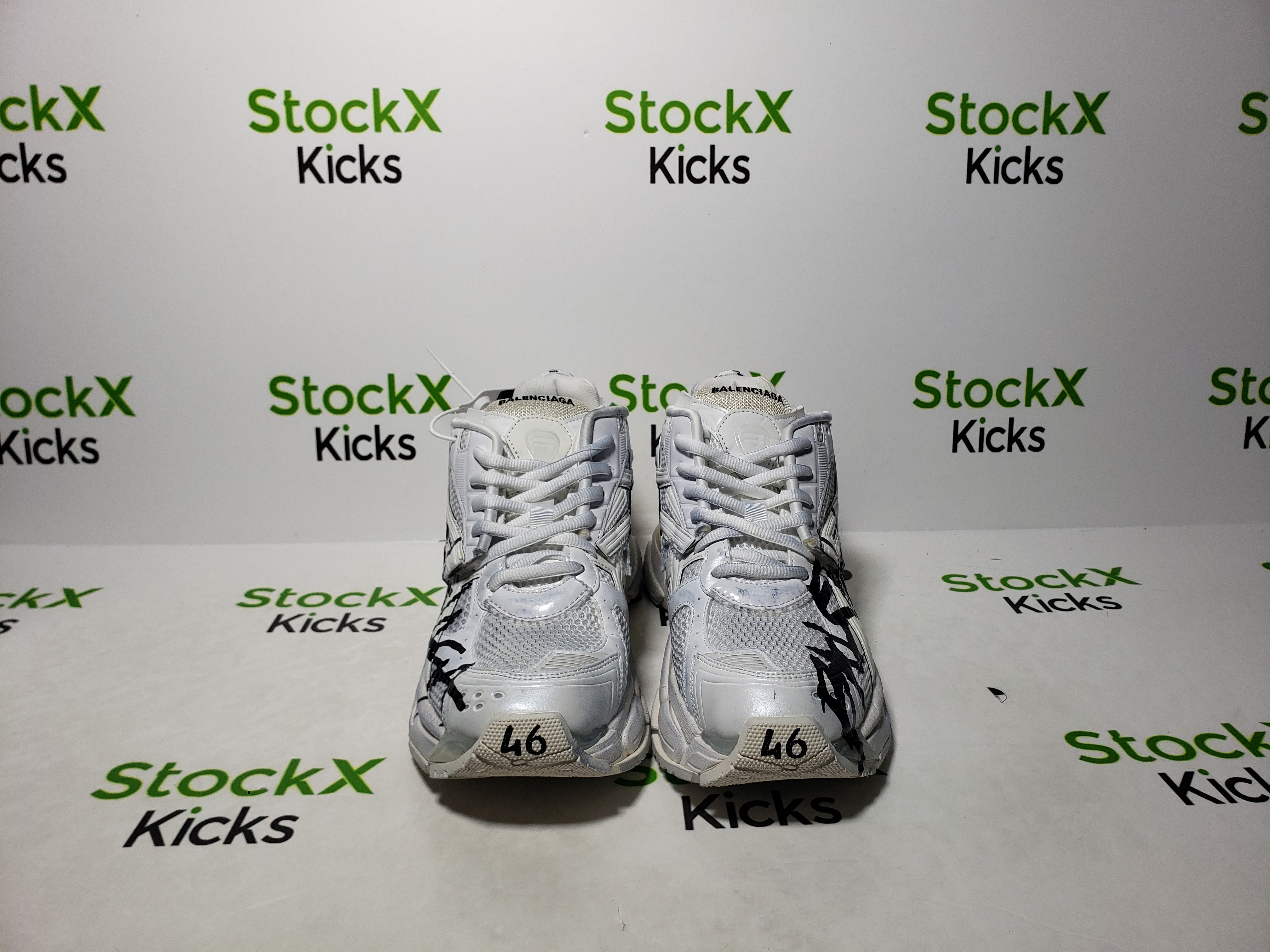 Balenciaga Runner White And Black Characters 677402 W3RBQ 9010 review fsldgjk 03