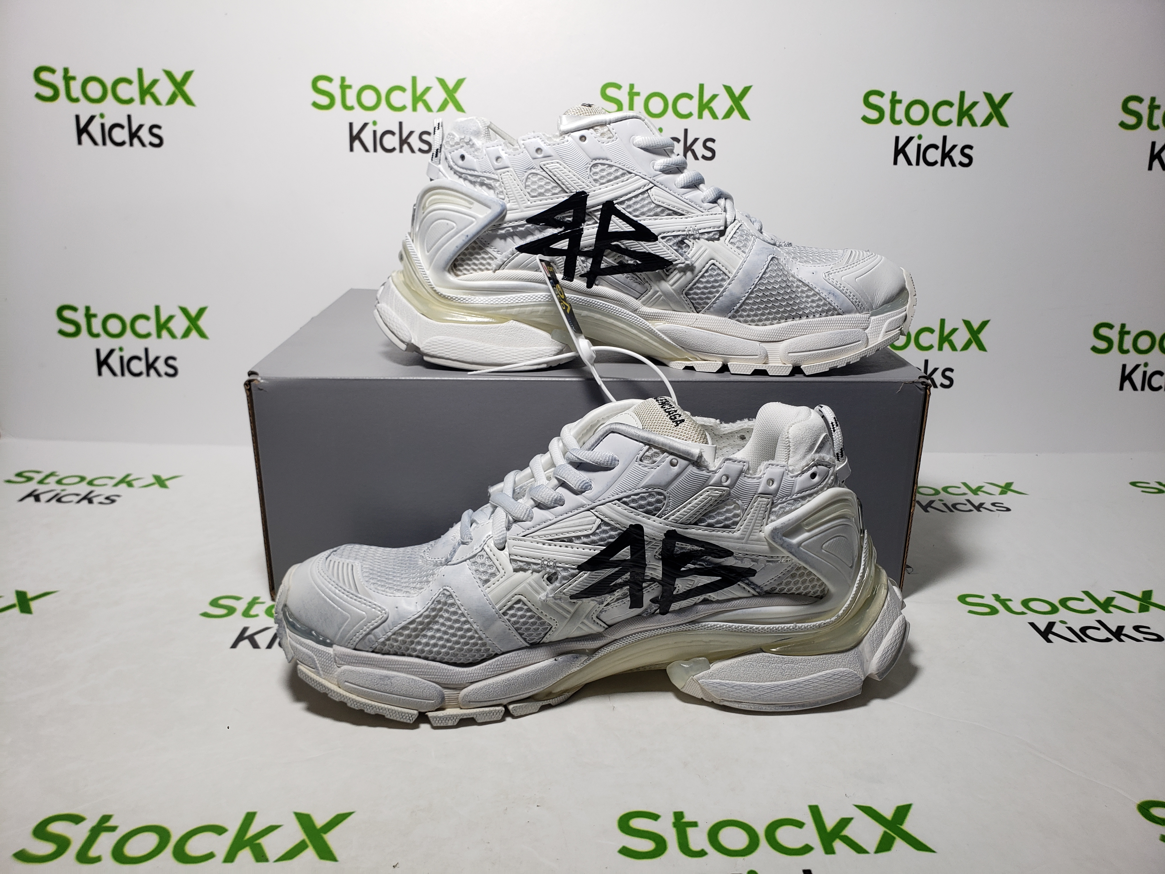 Balenciaga Runner White And Black Characters 677402 W3RBQ 9010 review fsldgjk 04