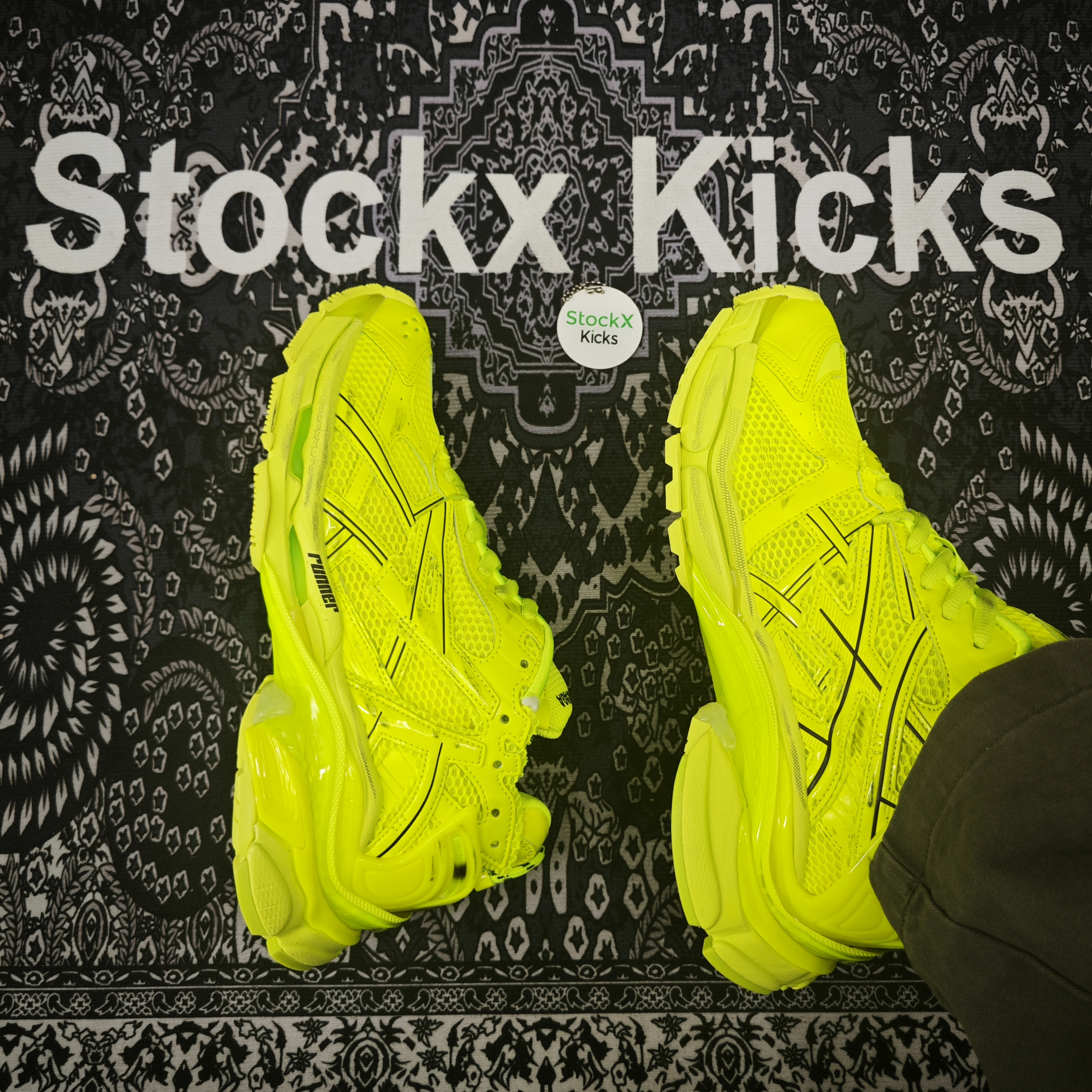 Balenciaga Runner Fluorescent Green 677402 W3RB4 7510 review stockxkicks 01