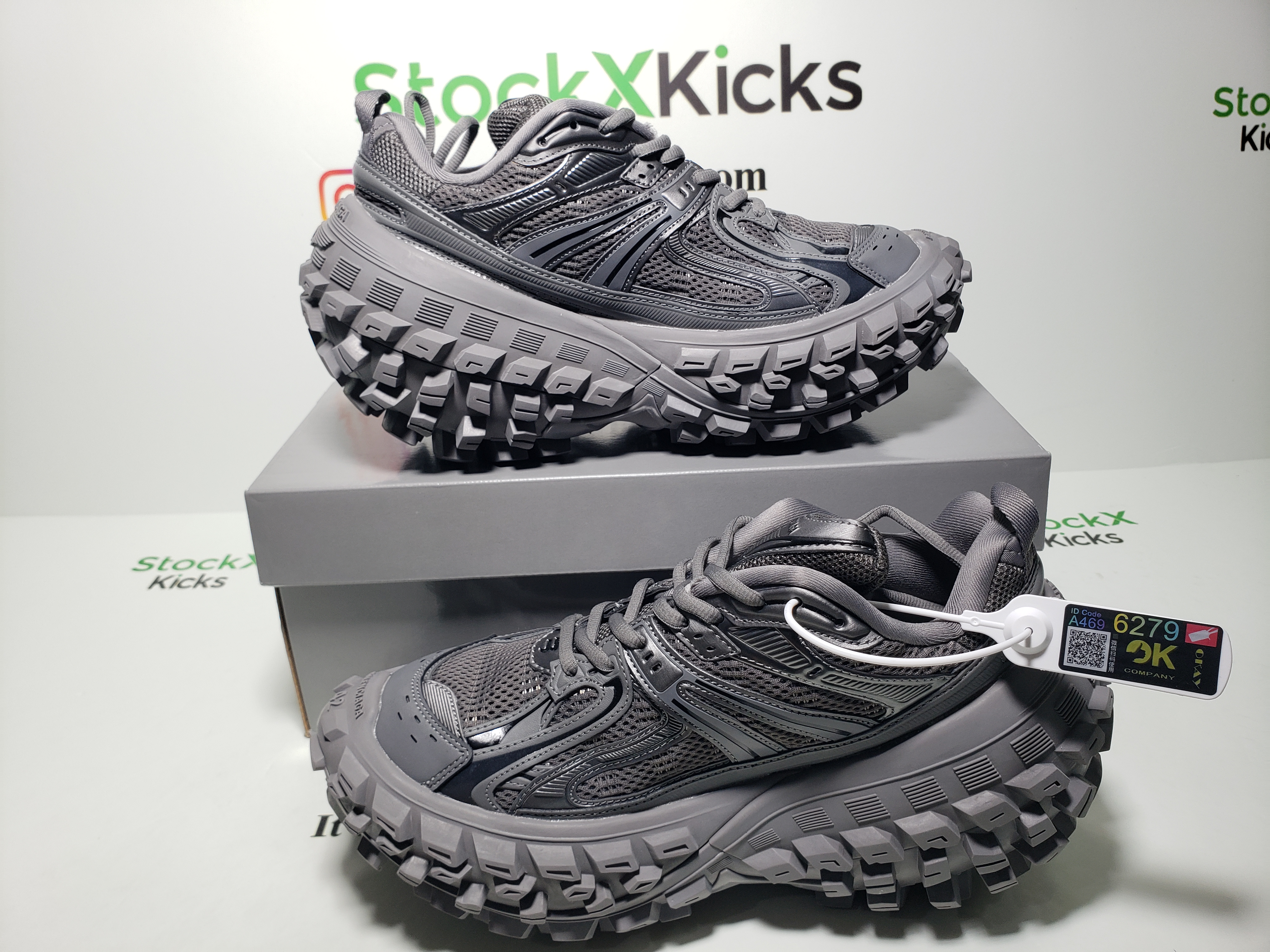 Balenciaga Defender Black Gray 685611 W2RA6 3000 review stockxkicks.org 04