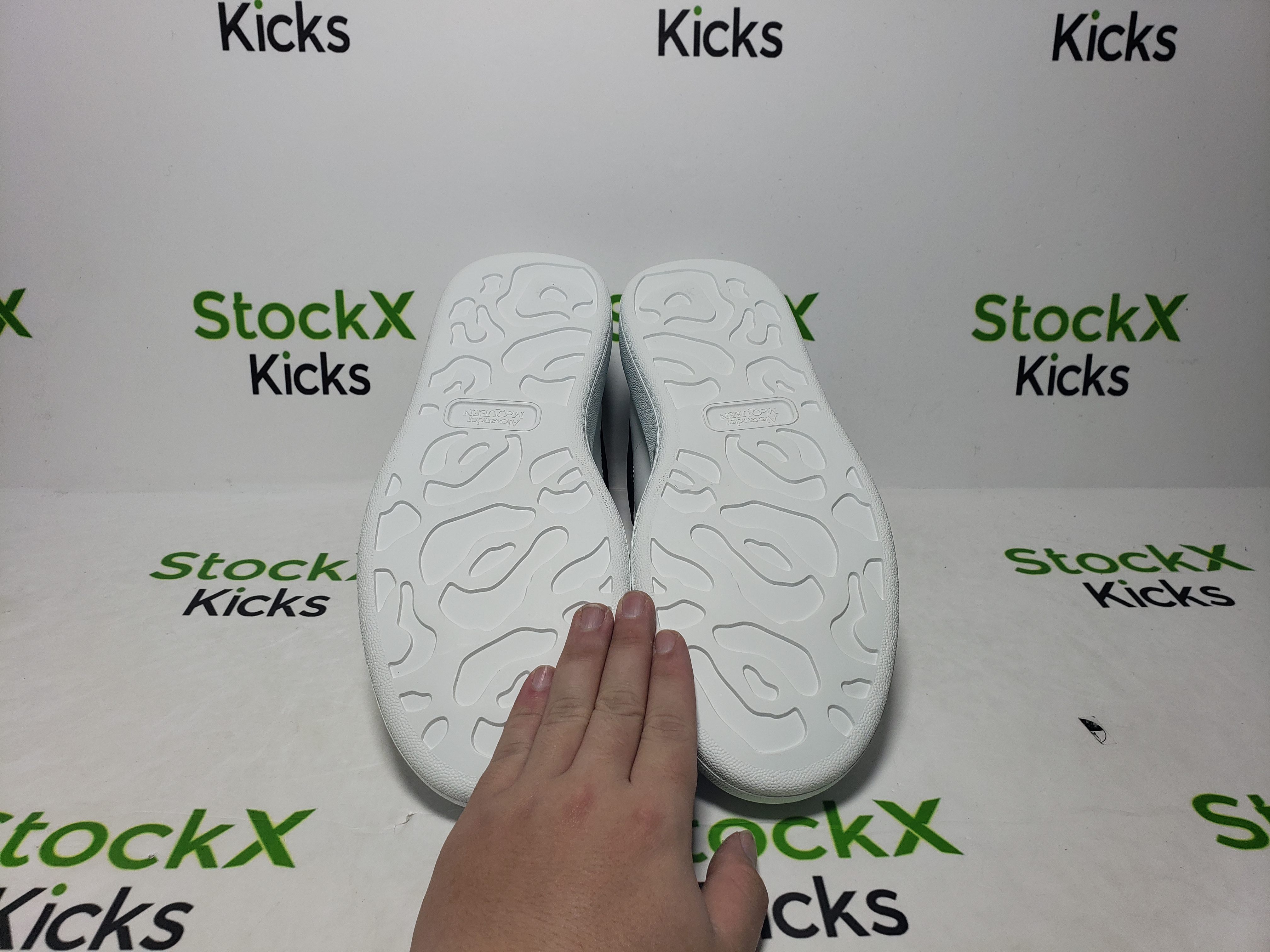 Alexander McQueen Oversized White Black（Smooth leather heel） review stockxkicksvip 03