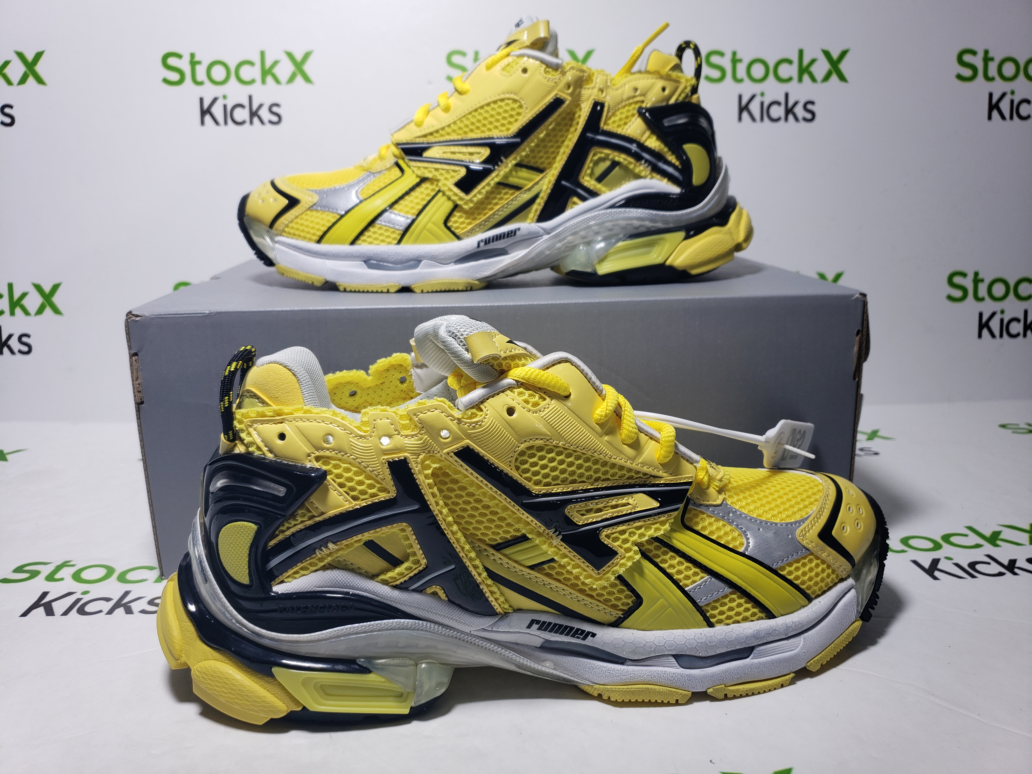 Balenciaga Runner Sneaker Black Yellow 677402 W2RJ5 2006 review Stockxkicks 02
