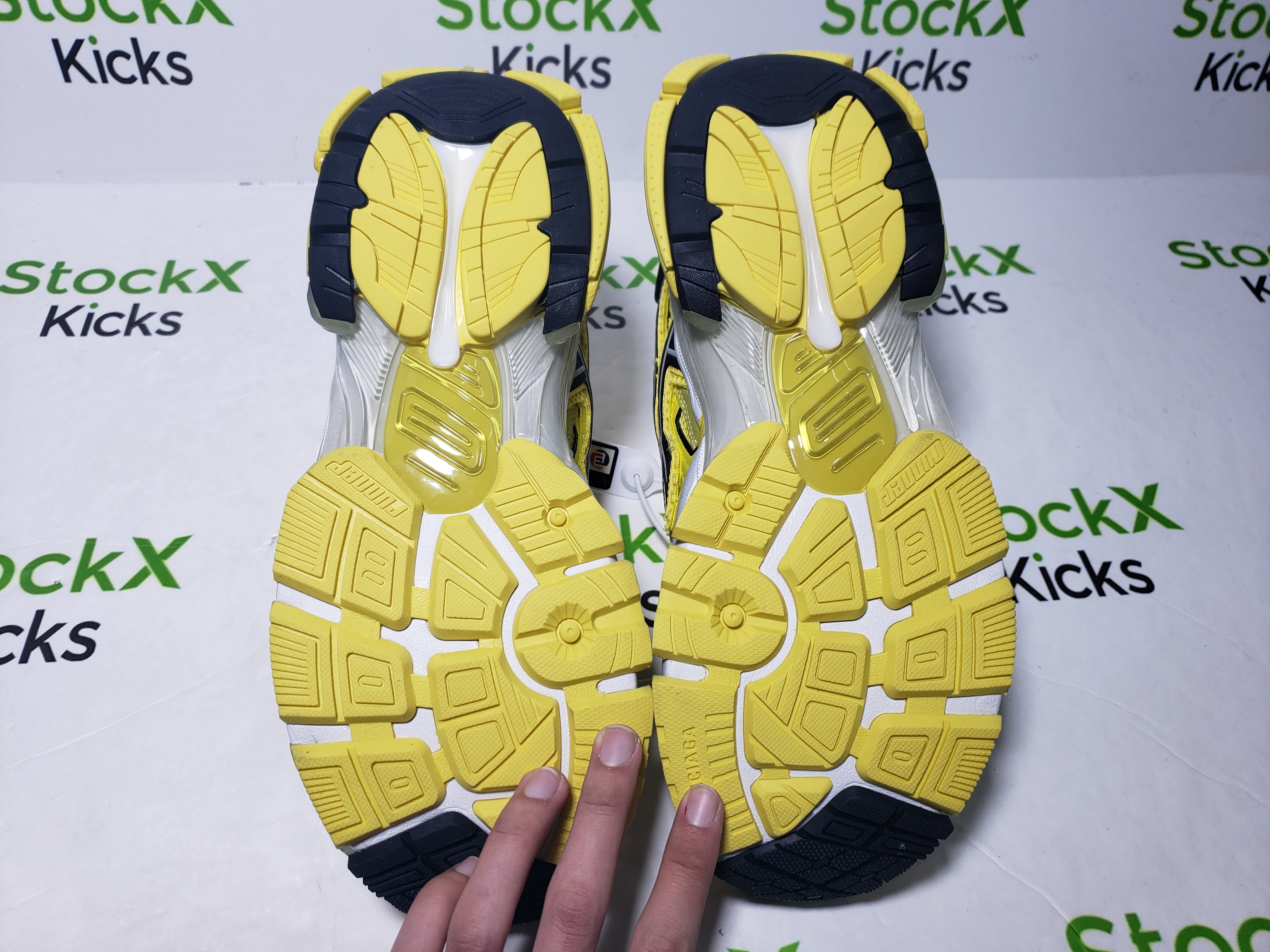 Balenciaga Runner Sneaker Black Yellow 677402 W2RJ5 2006 review Stockxkicks 04