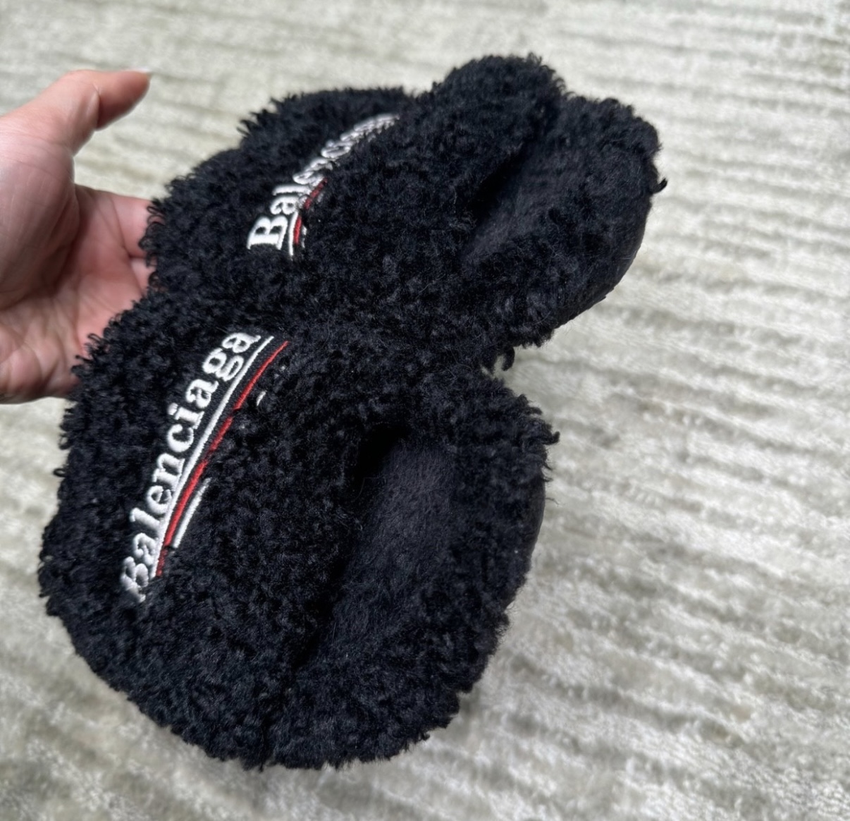 【Top PK Version】Balenciaga Black Furry Slides review Medina