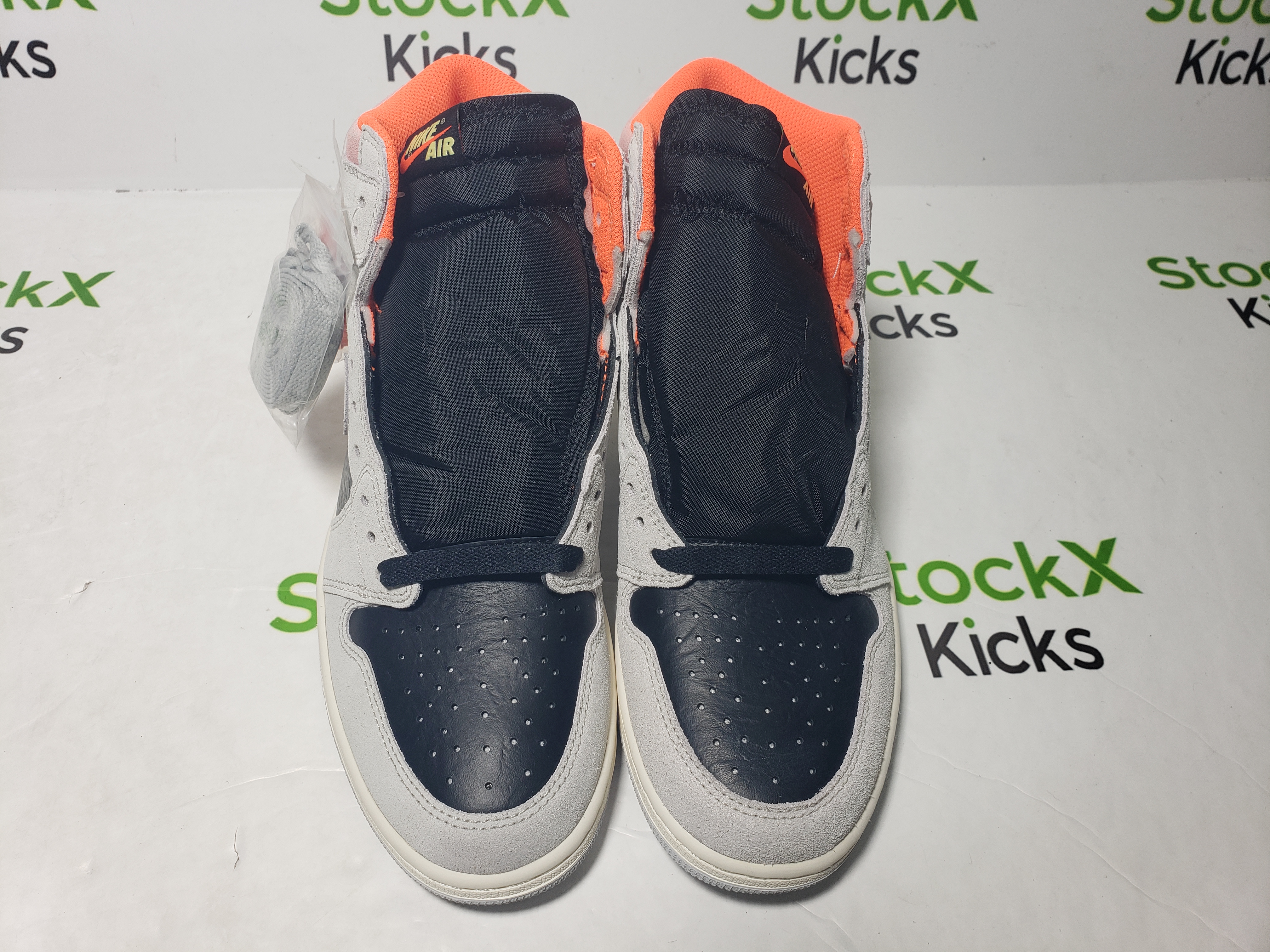 LJR Batch Air Jordan 1 Retro High Neutral Grey Hyper Crimson 555088-018 review Stockxkicksvip 02