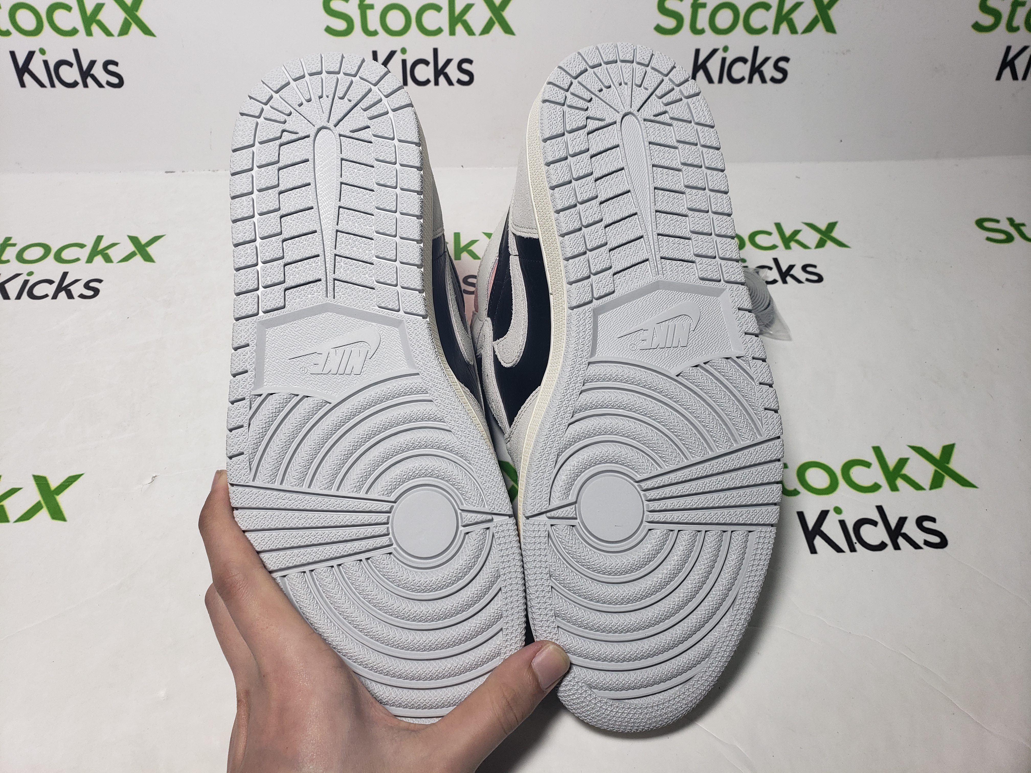 LJR Batch Air Jordan 1 Retro High Neutral Grey Hyper Crimson 555088-018 review Stockxkicksvip 03