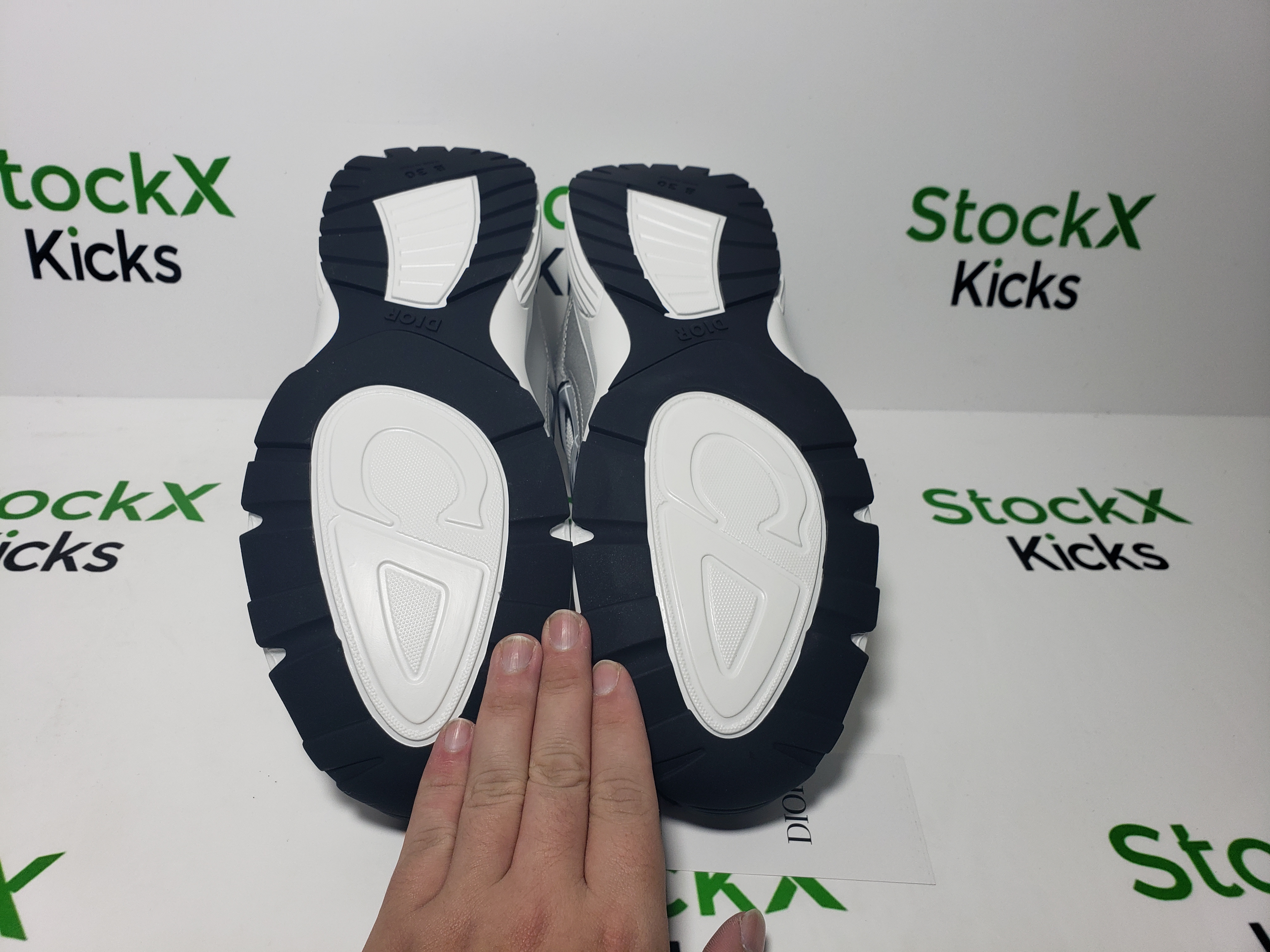 Dior B30 Sneakers Gray White 3SN279ZLZ_H860 review Stockxkicksvip 04