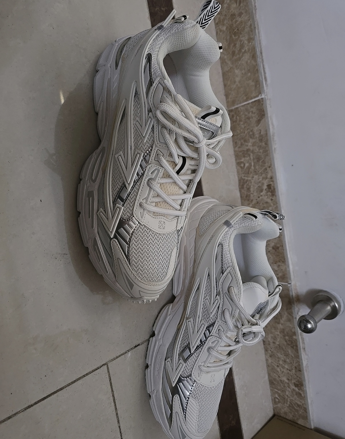 Off White Be Right Back Sneakers Military White Gray OMIA295F24 FAB00 10606 review Angel Gonzalez