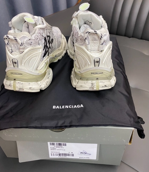 【Top PK God Batch】Balenciaga Runner White And Black Characters 677402 W3RBQ 9010 review 
