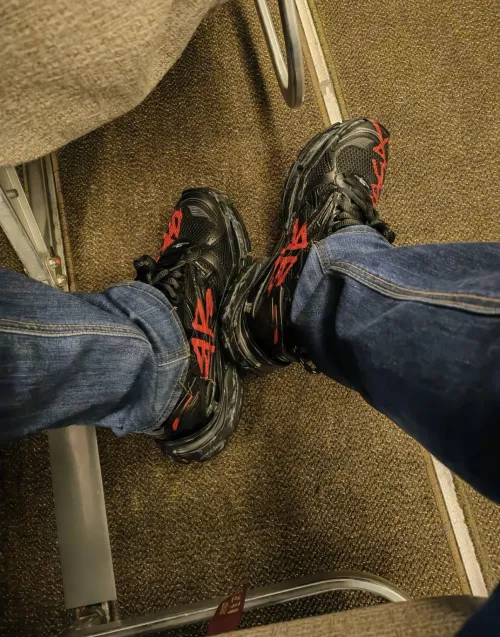 Balenciaga Runner Graffiti Black Red 677402 W3RB1 0102 review 