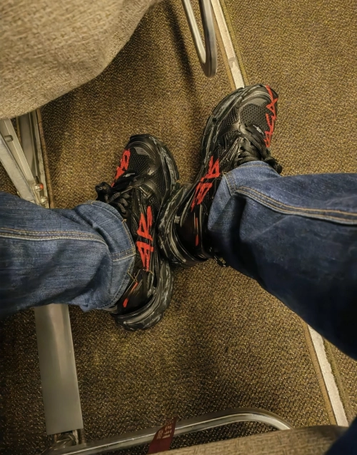 【Top PK God Batch】Balenciaga Runner Graffiti Black Red 677402 W3RB1 0102 review 