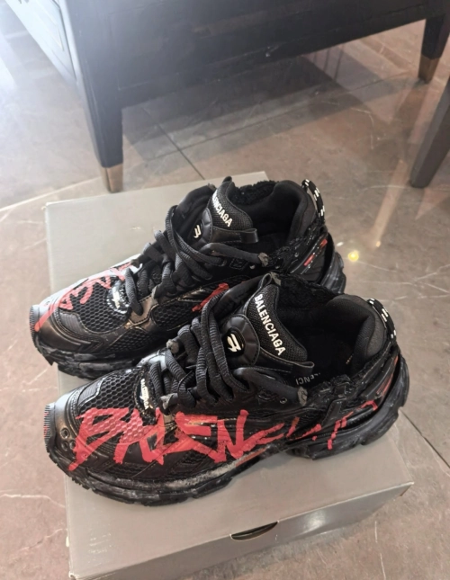 【Top PK God Batch】Balenciaga Runner Graffiti Black Red 677402 W3RB1 0102 review 