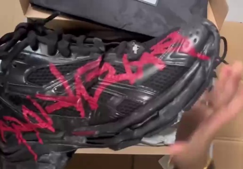 Balenciaga Runner Graffiti Black Red 677402 W3RB1 0102 review 