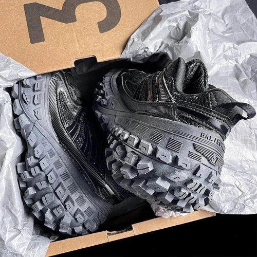 Balenciaga Defender Black 685613 W2RA6 1000 review 