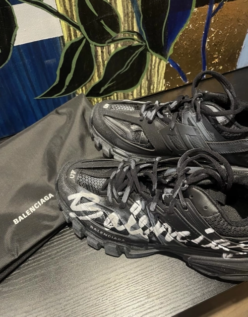 Balenciaga Track Sneaker White Graffiti 542436 WTRHW 1090 review 