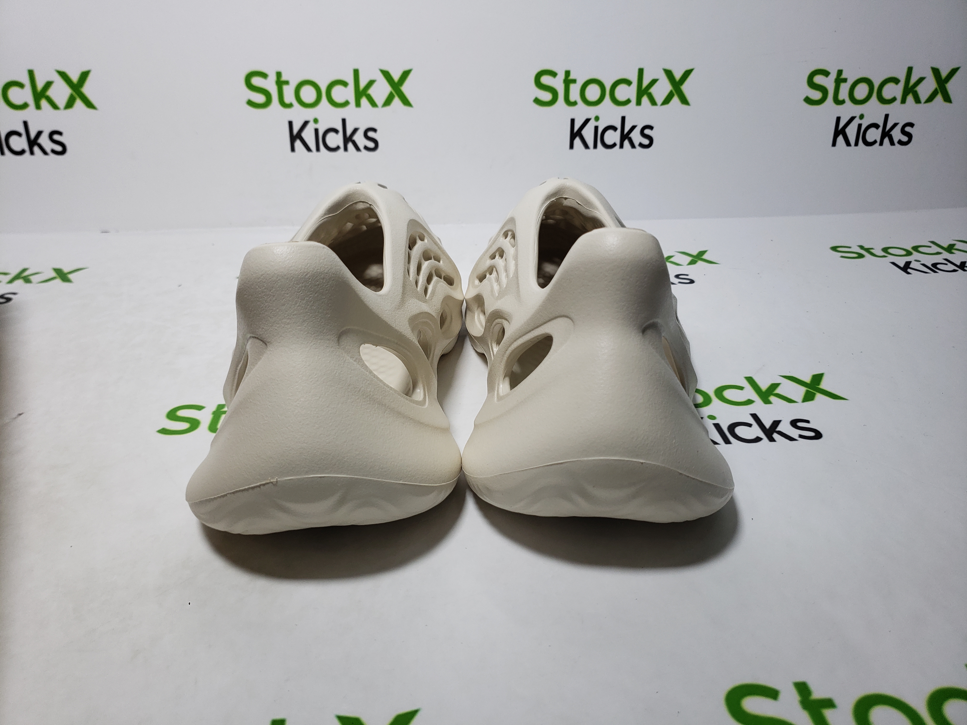 PK God Batch adidas Yeezy Foam Runner Sand FY4567 review Stockxkicks 01