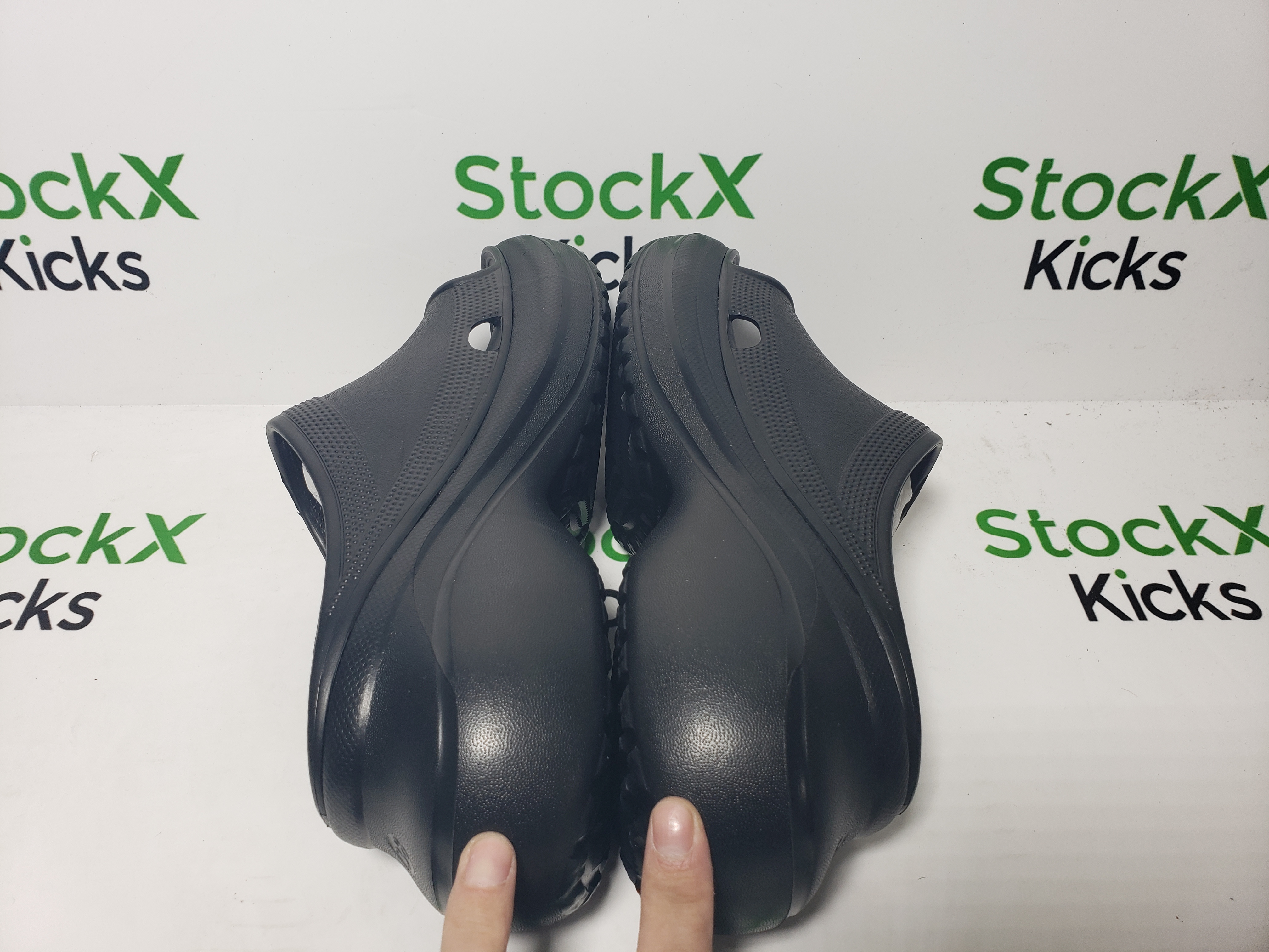 BALENCIAGA Pool Crocs Black 677389 W158E 1000 review Stockxkicks 03