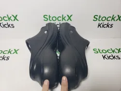 BALENCIAGA Pool Crocs Black 677389 W158E 1000 review Stockxkicks 04