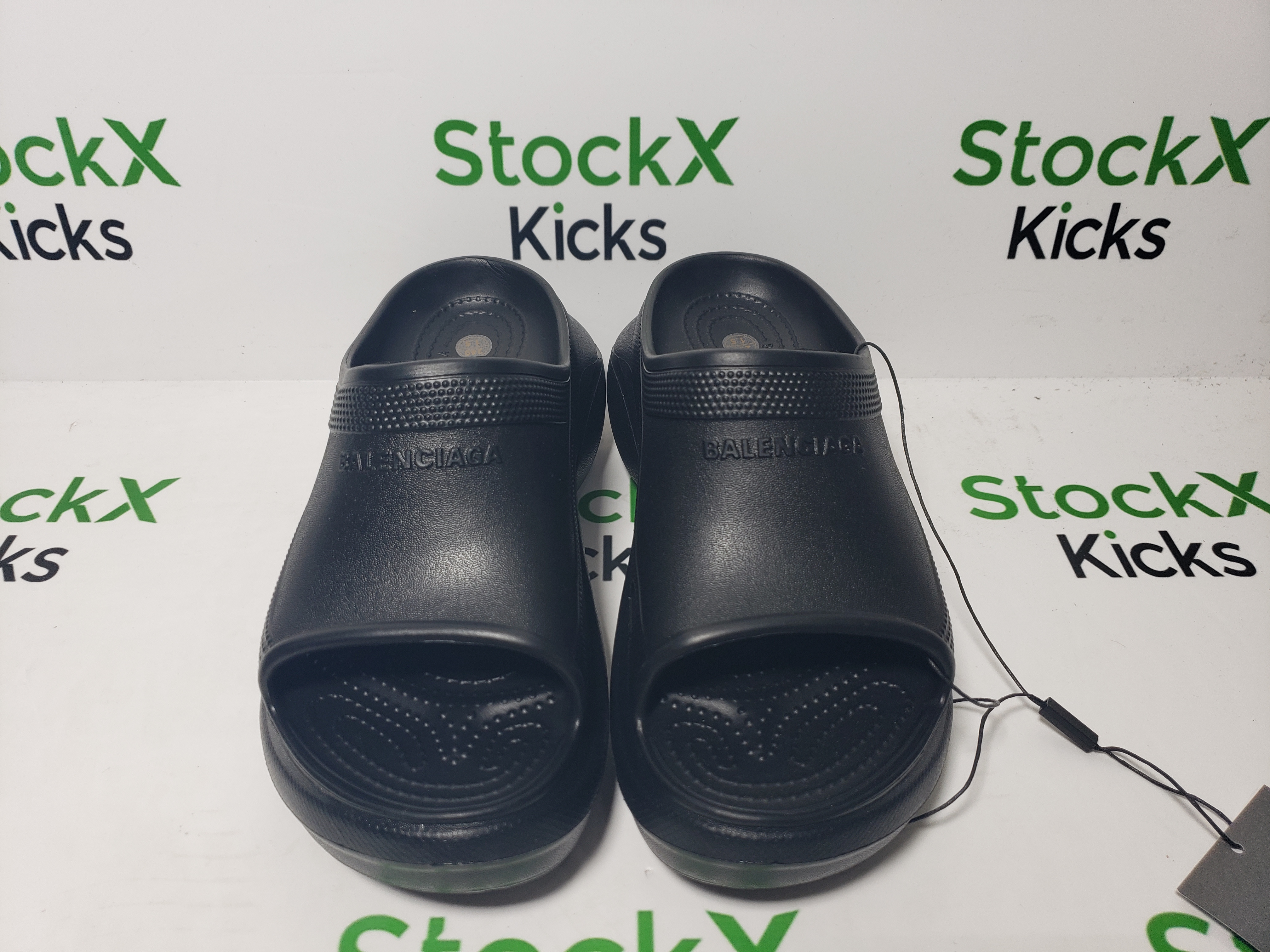 BALENCIAGA Pool Crocs Black 677389 W158E 1000 review Stockxkicks 01