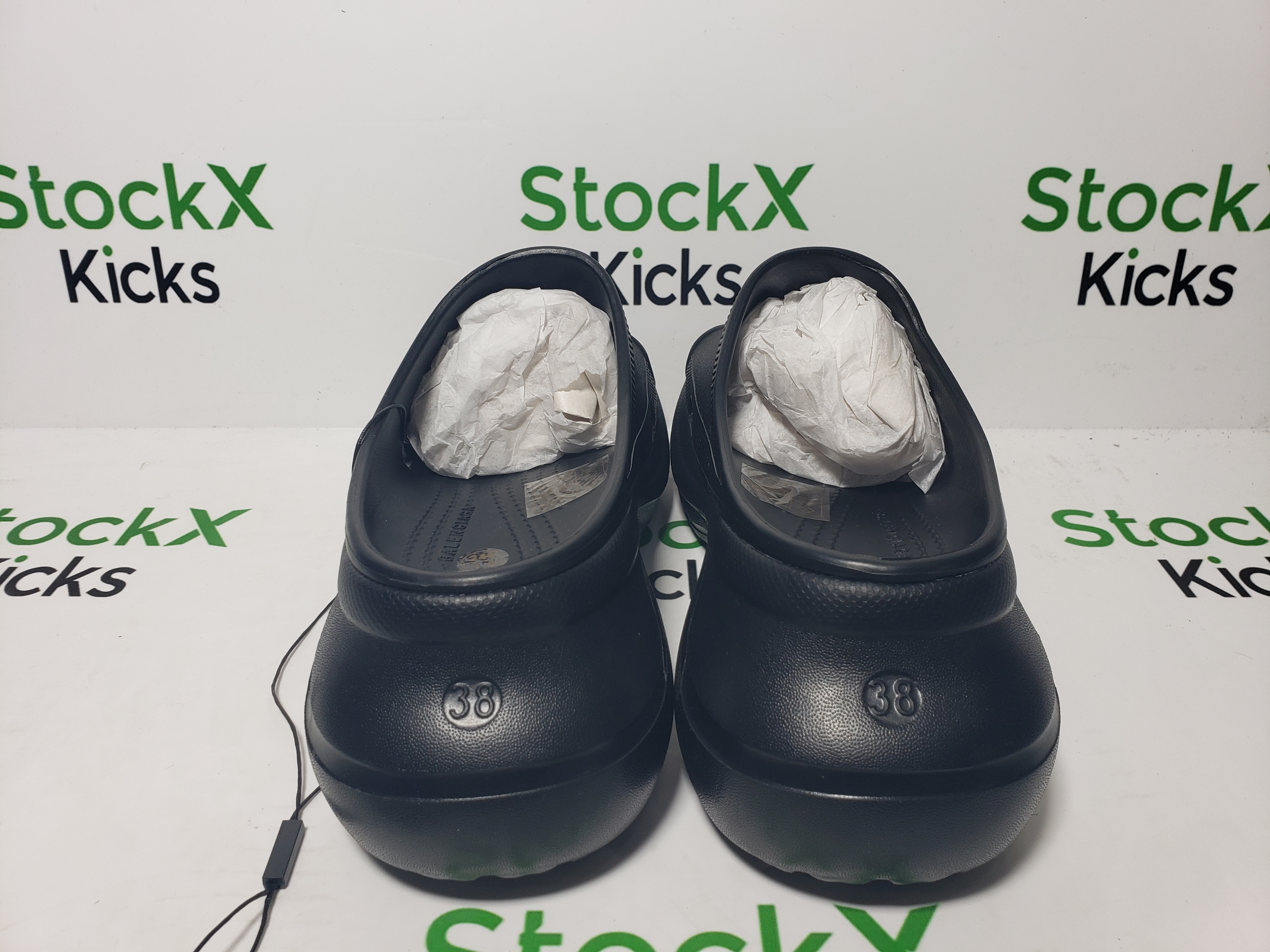 BALENCIAGA Pool Crocs Black 677389 W158E 1000 review Stockxkicks 02