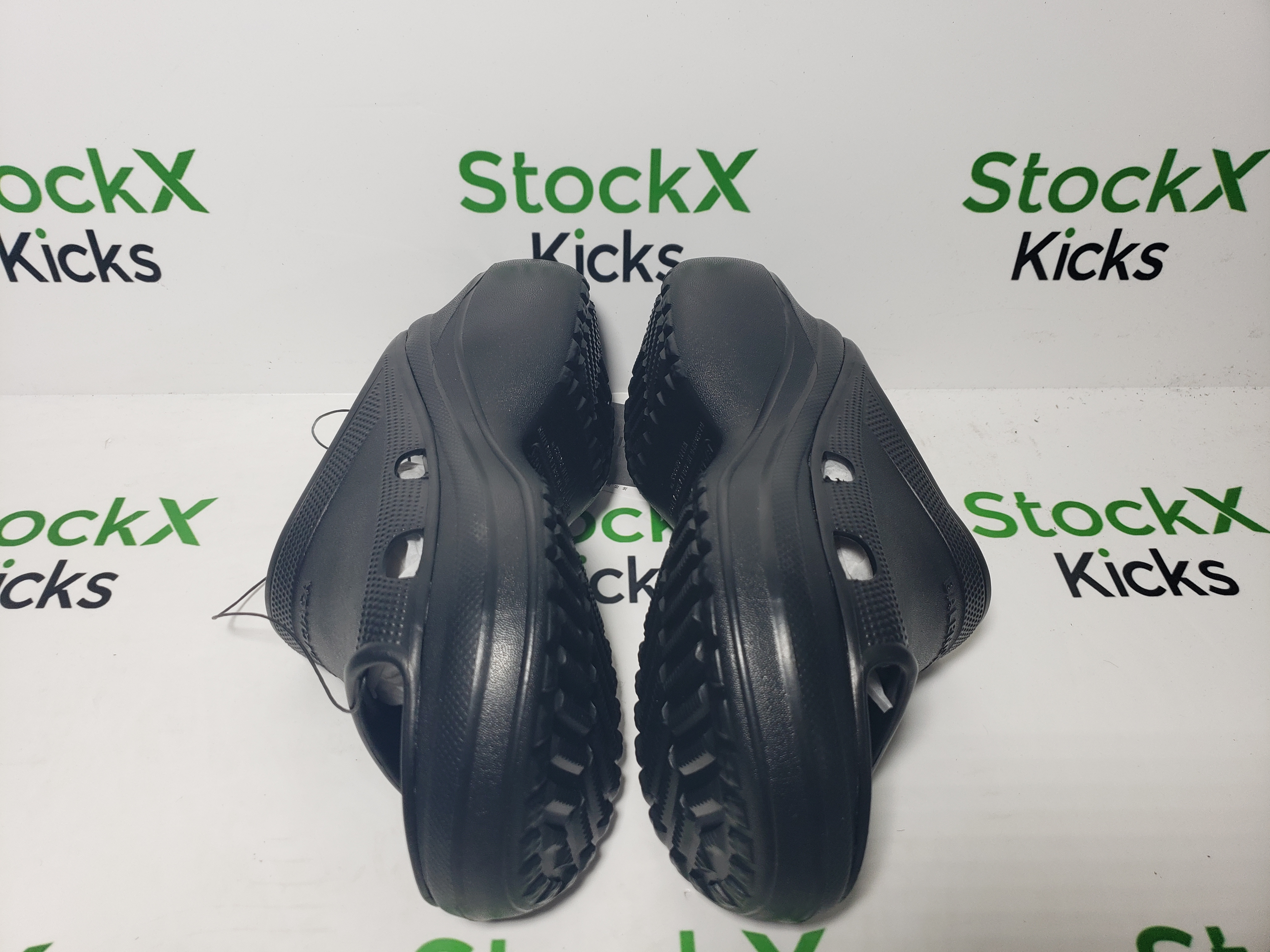 BALENCIAGA Pool Crocs Black 677389 W158E 1000 review Stockxkicks 04