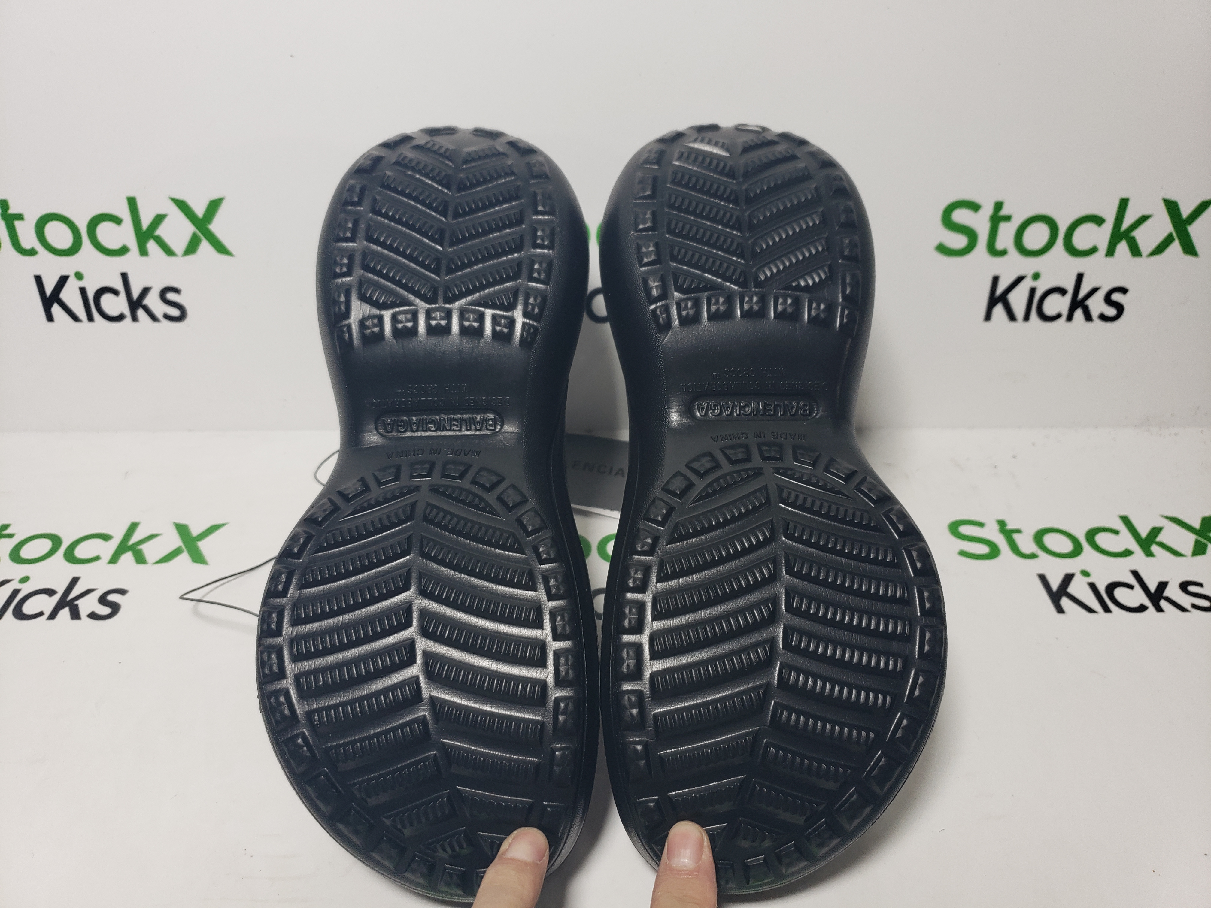 BALENCIAGA Pool Crocs Black 677389 W158E 1000 review Stockxkicks 05