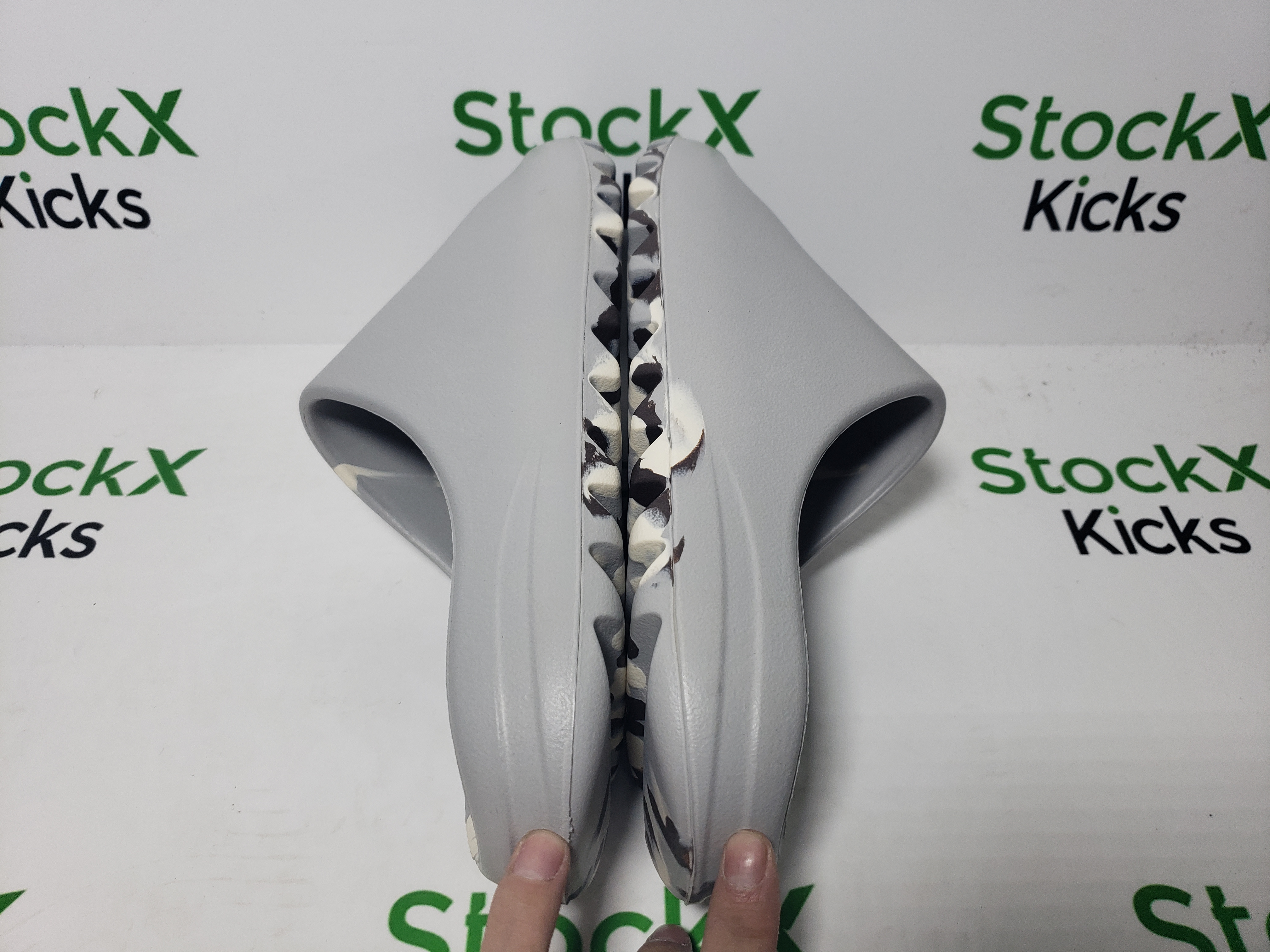 PK God Batch adidas Yeezy Slide Enflame Oil Painting White Grey GZ5553 review Stockxkicks 03