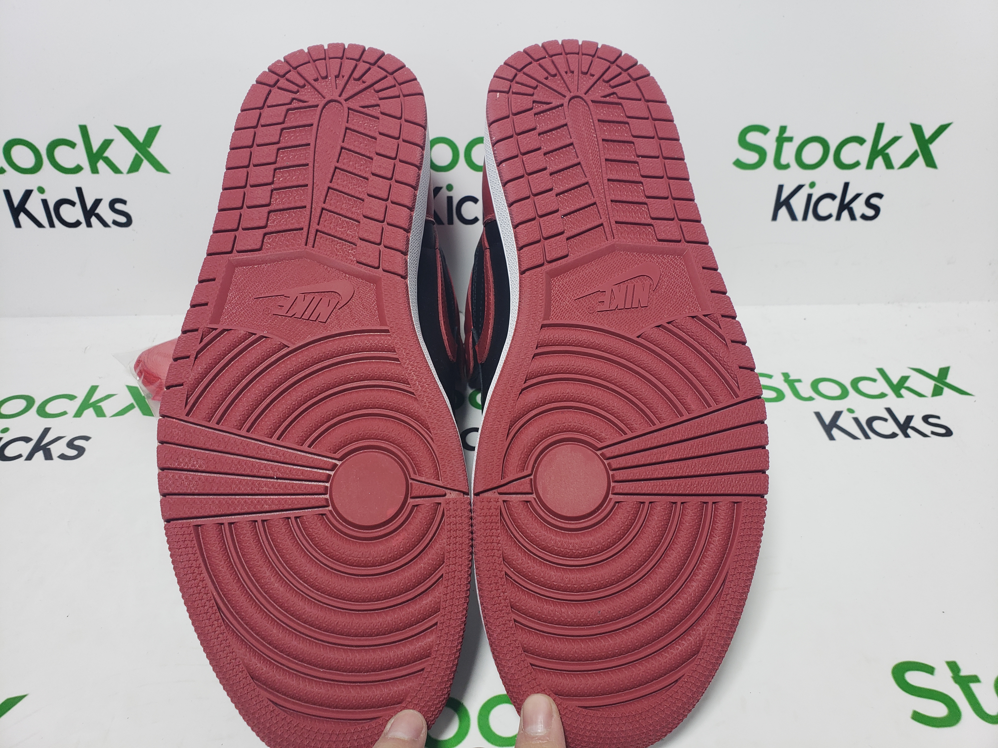 H12 Batch Air Jordan 1 Retro High Bred Banned (2016) 555088-001 review Stockxkicks 03