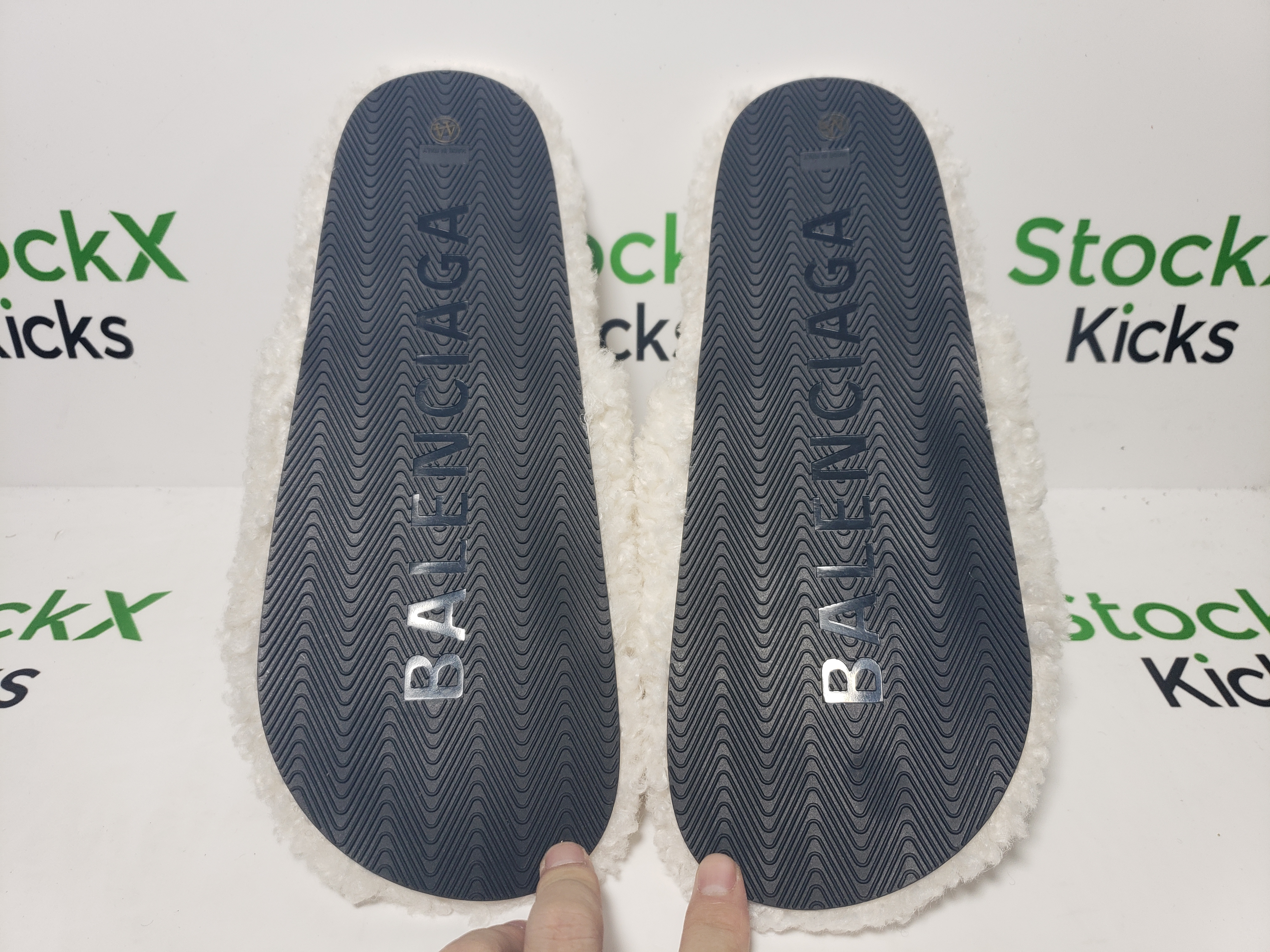Balenciaga Furry Slide White review Stockxkicks 04