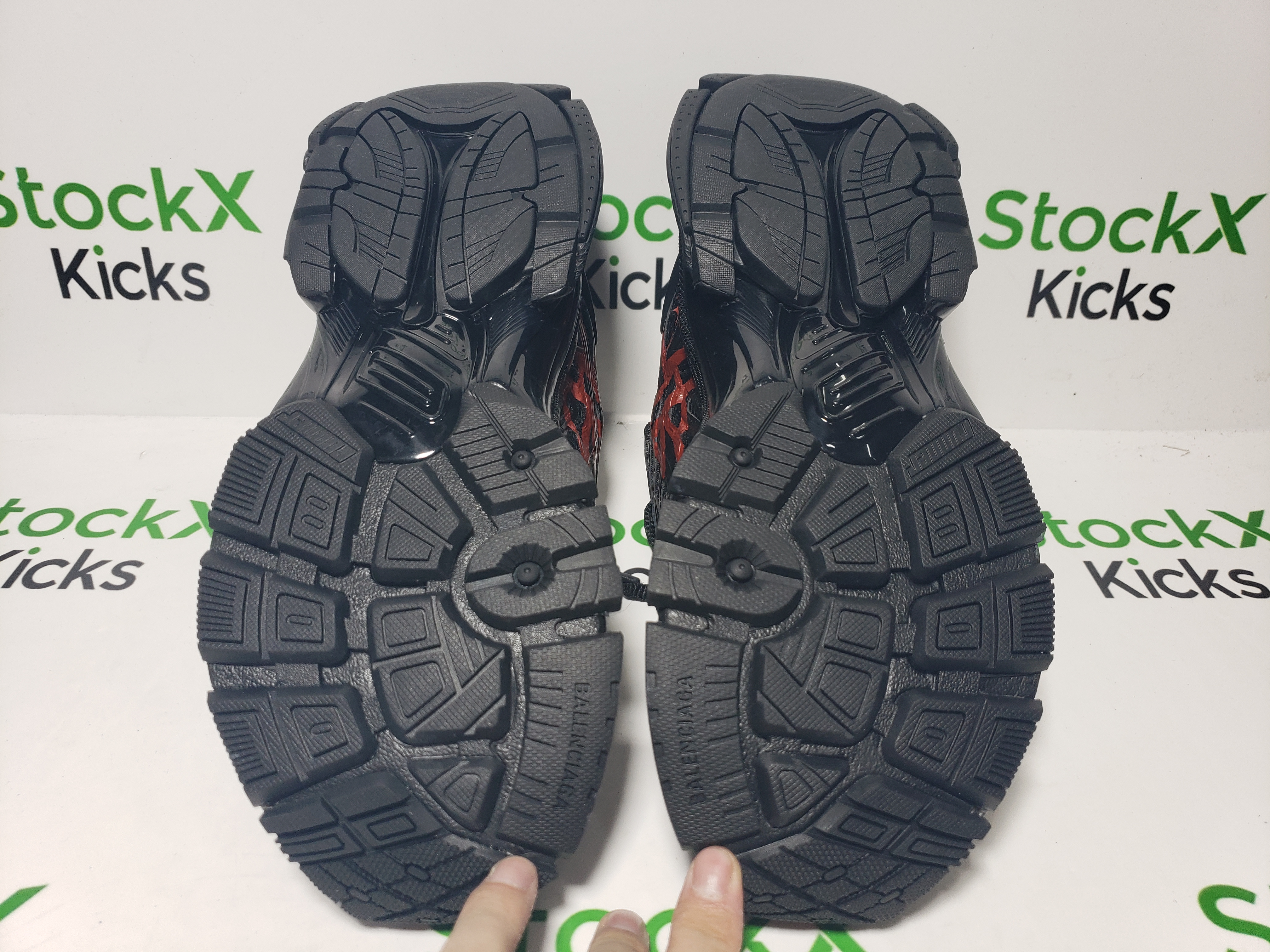 Balenciaga Runner Graffiti Black Red 677402 W3RB1 0102 review stockxkicks 04