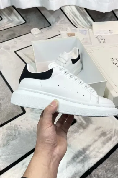 Alexander McQueen Oversized White Black 462214 WHGP7 9001（suede heel） review Christopher Amaya