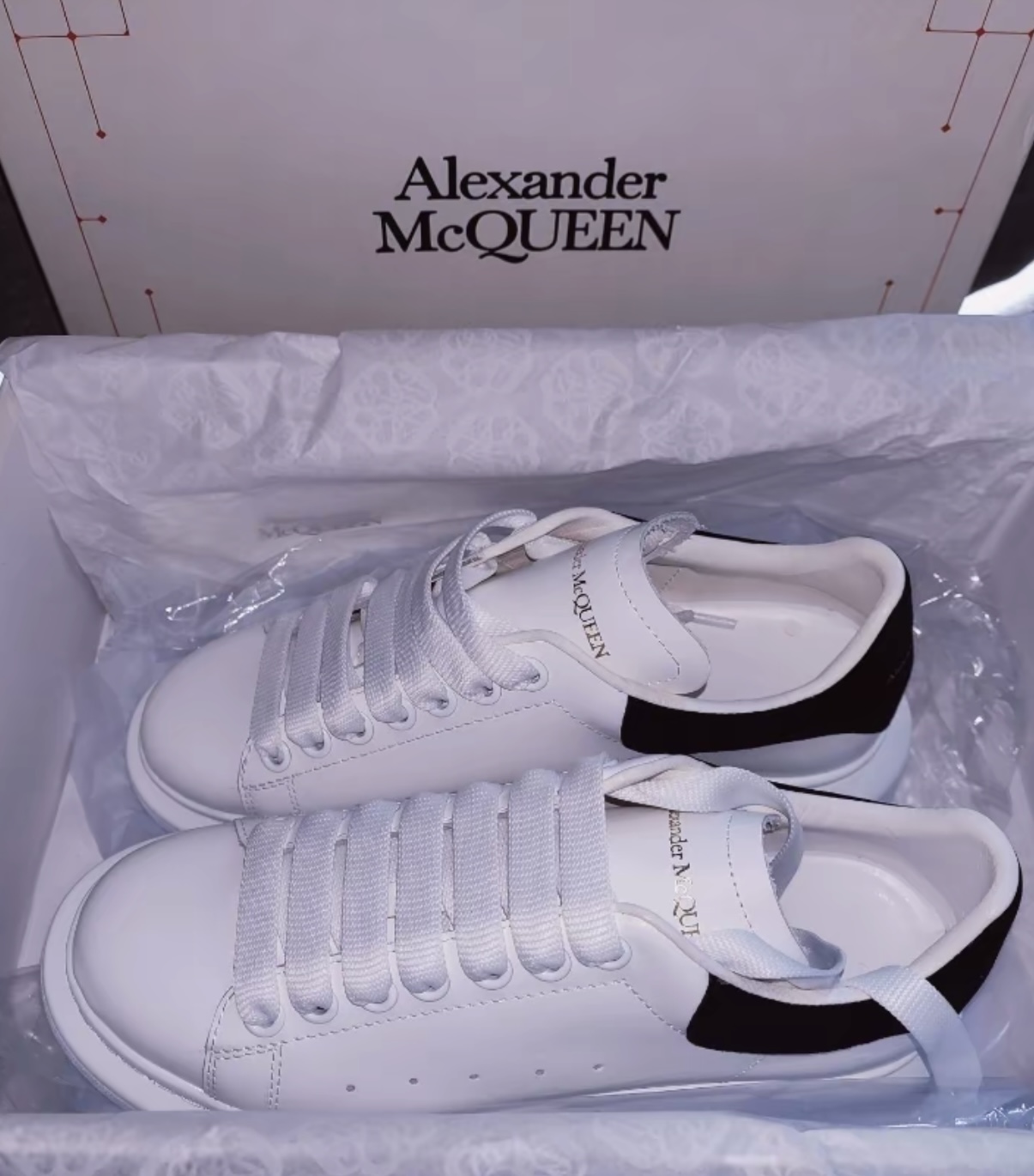 Alexander McQueen Oversized White Black 462214 WHGP7 9001（suede heel） review landon white