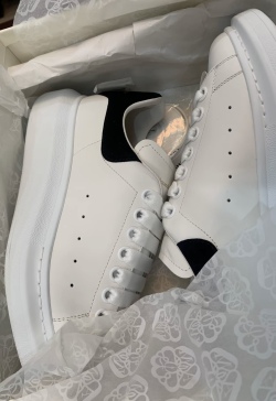 Alexander McQueen Oversized White Black 462214 WHGP7 9001（suede heel） review landon white