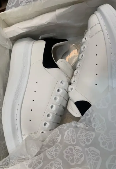 Alexander McQueen Oversized White Black 462214 WHGP7 9001（suede heel） review landon white