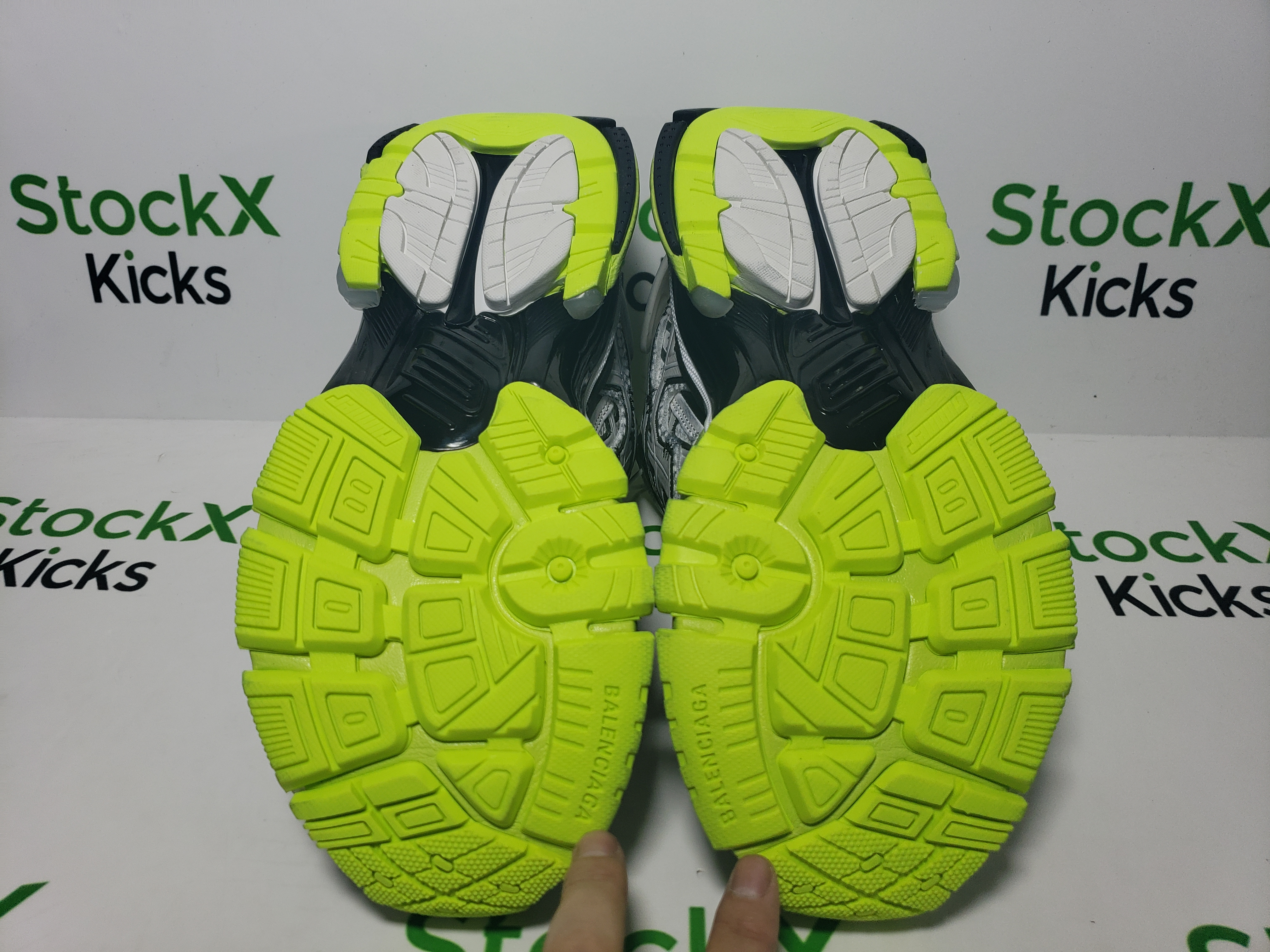 Balenciaga Runner White Neon Yellow 677402 W3RBP 1093 review Stockxkicks 04