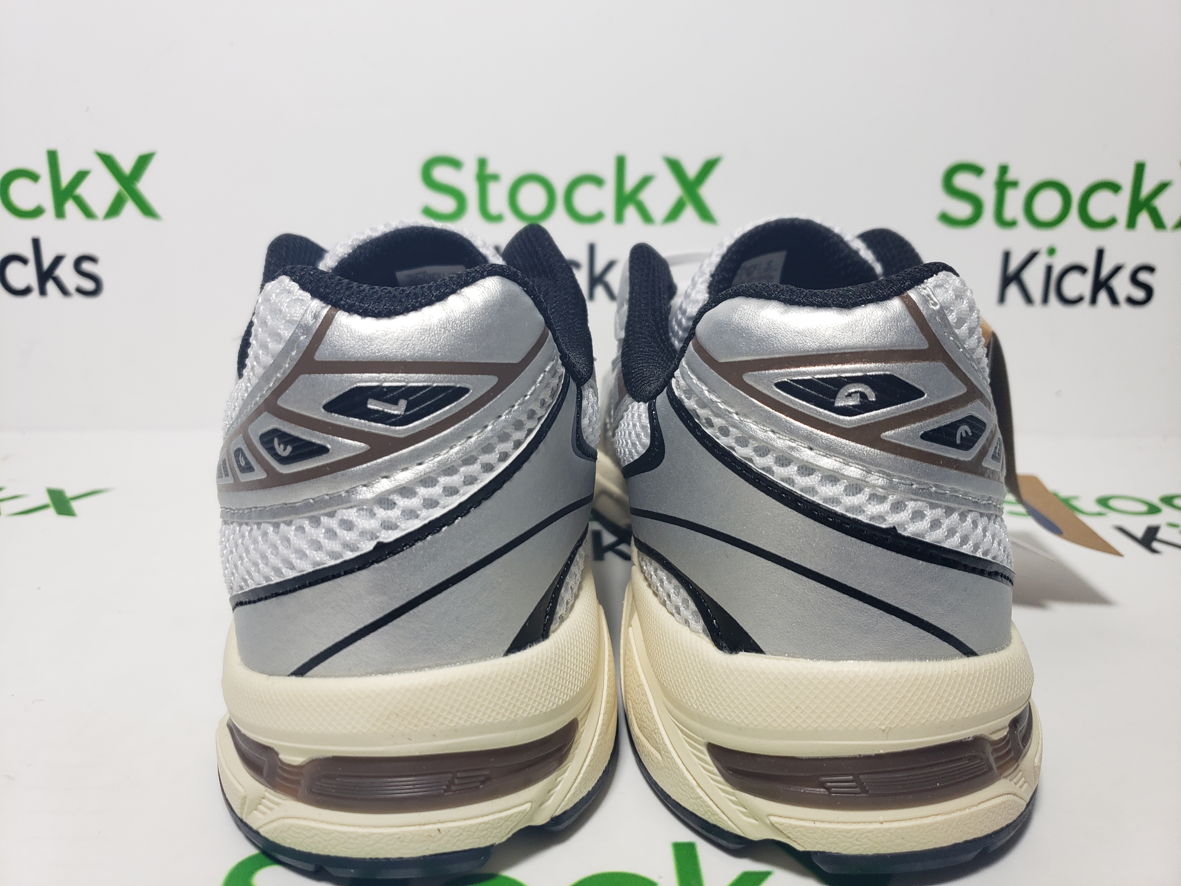 ASICS Gel-1130 Clay Canyon 1201A256-113 review Stockxkicks 02