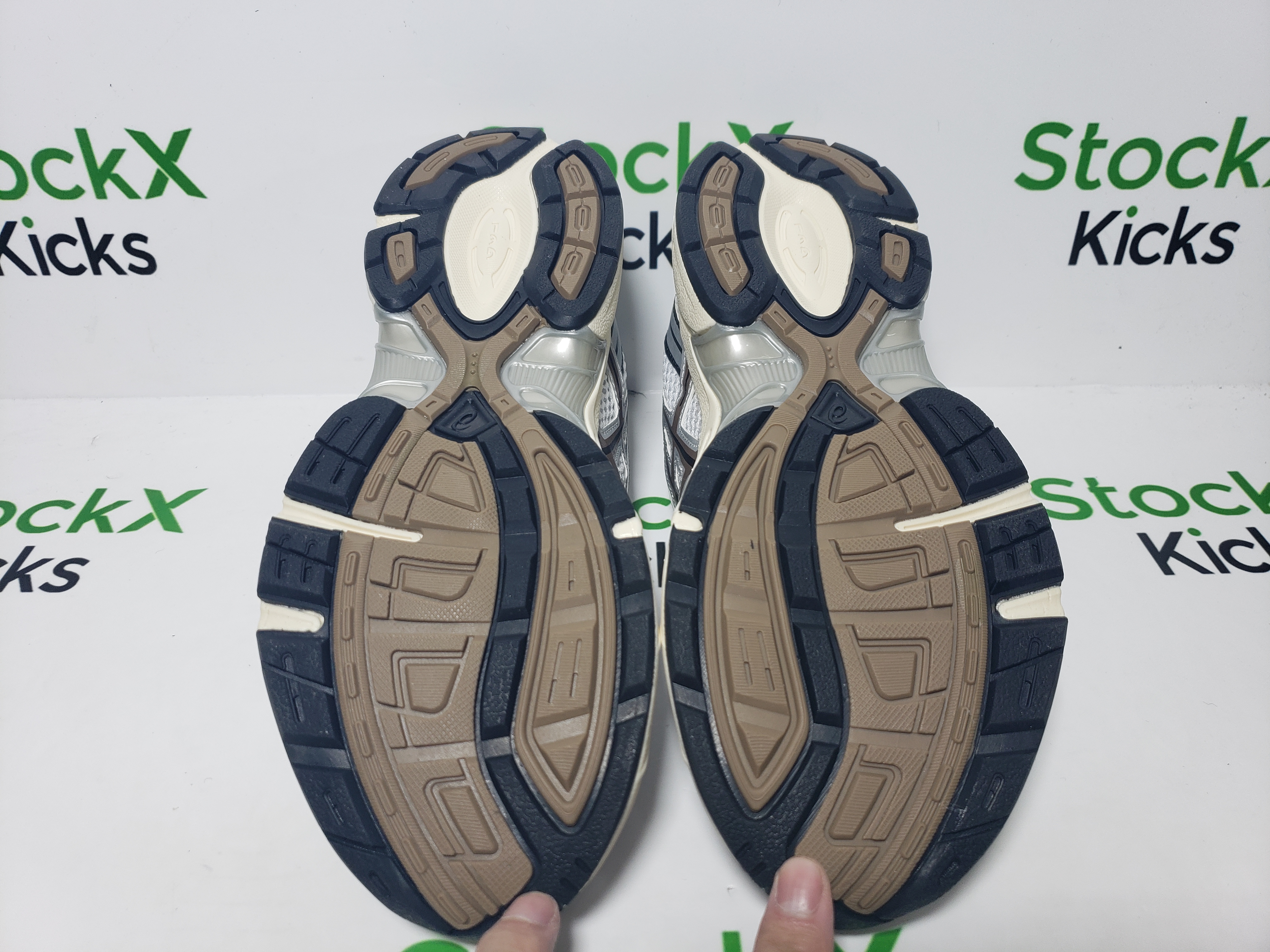 ASICS Gel-1130 Clay Canyon 1201A256-113 review Stockxkicks 04