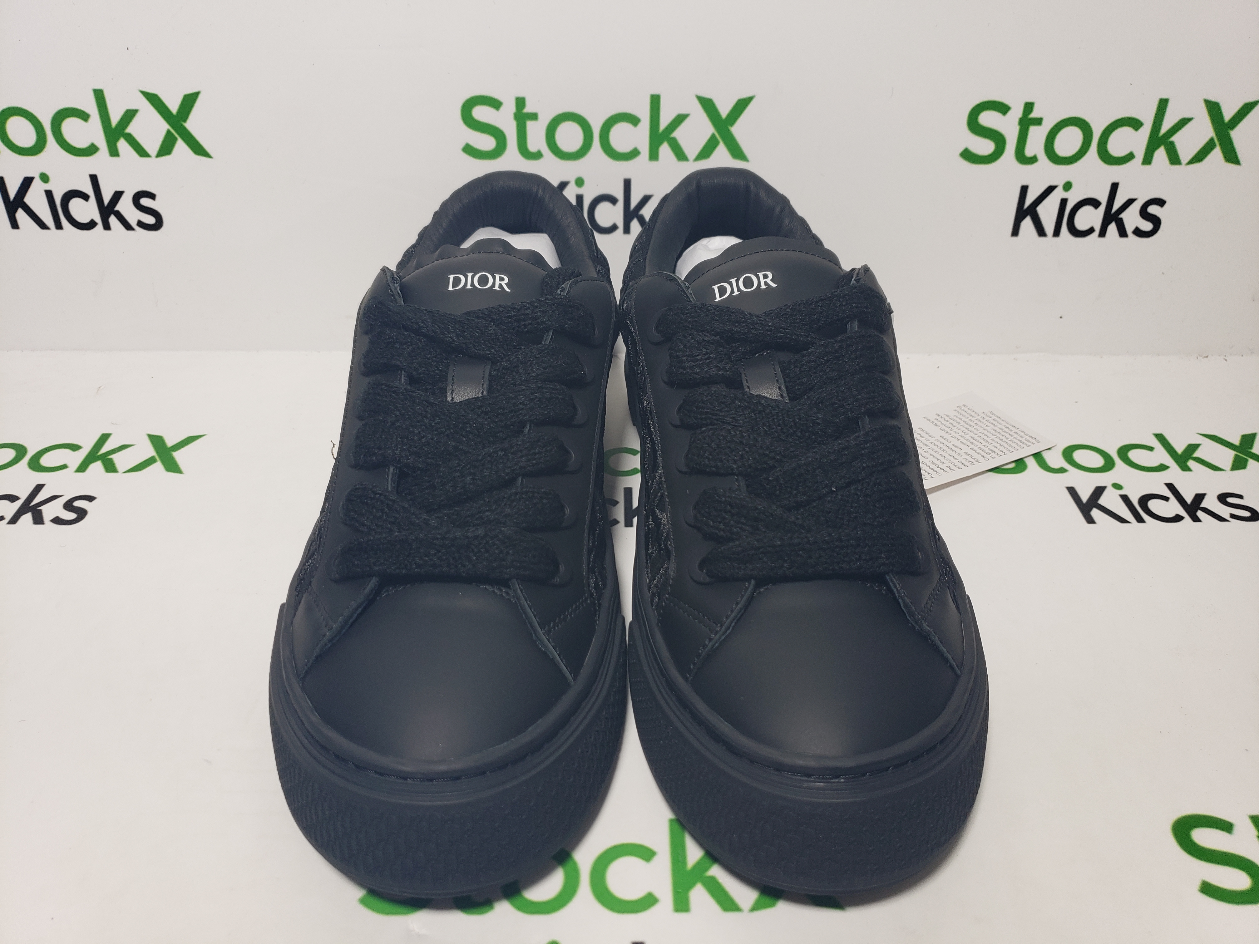 Dior B33 Sneaker Black Smooth Calfskin Oblique Raised Embroidery 3SN303ZYQ_H900 review Stockxkicks 01