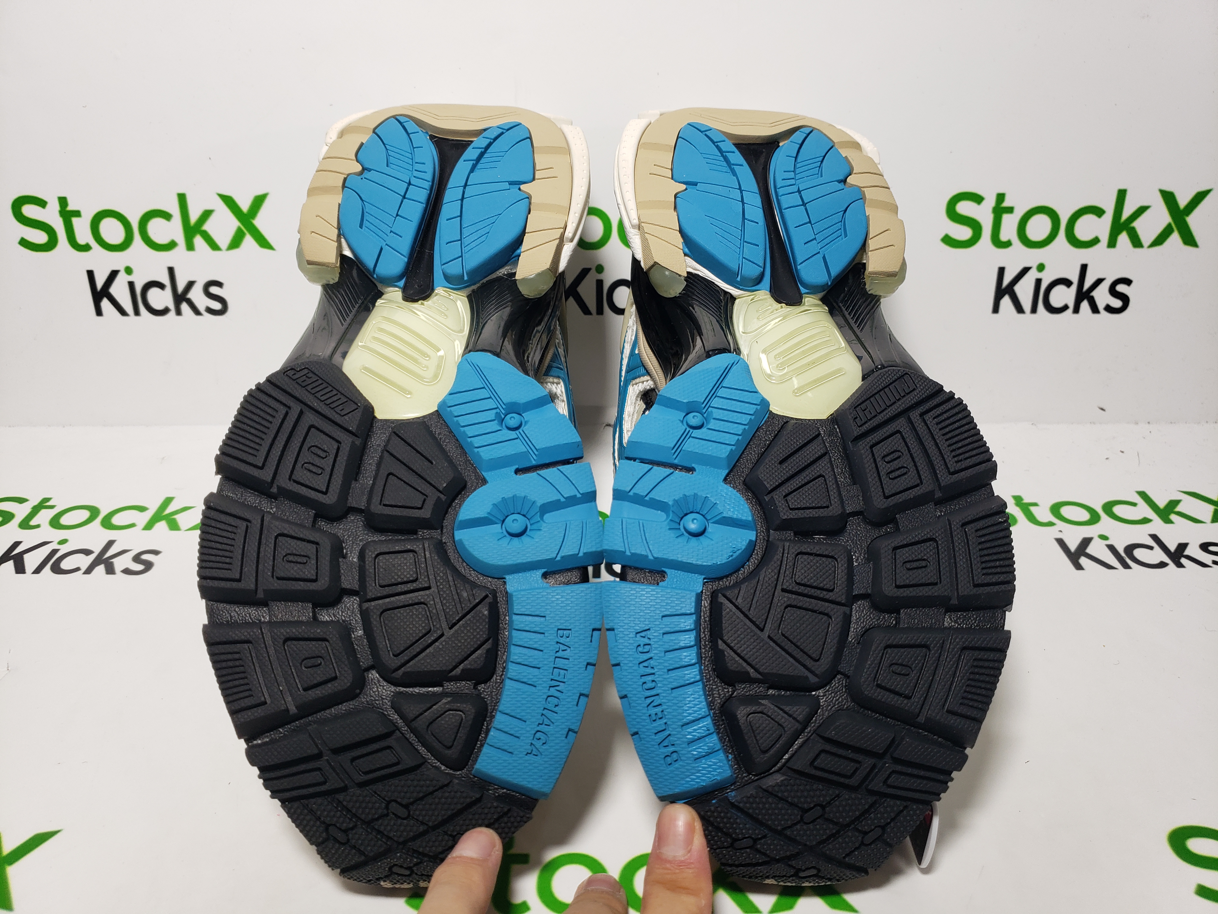 Balenciaga Runner Beige Grey Blue 677402 W5RH6 0312 review stockxkicks 04