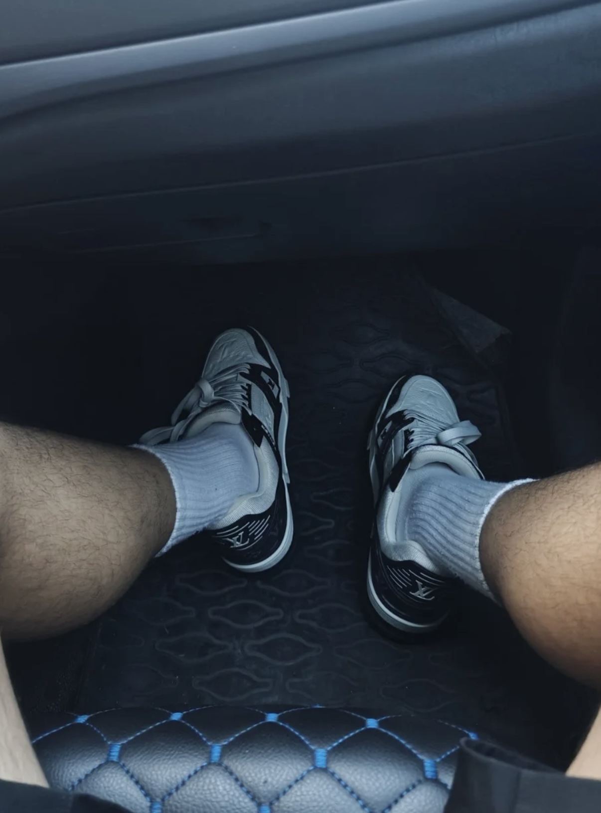 Louis Vuitton Trainer Black And White Cloth Cover VL1202 review Prince White