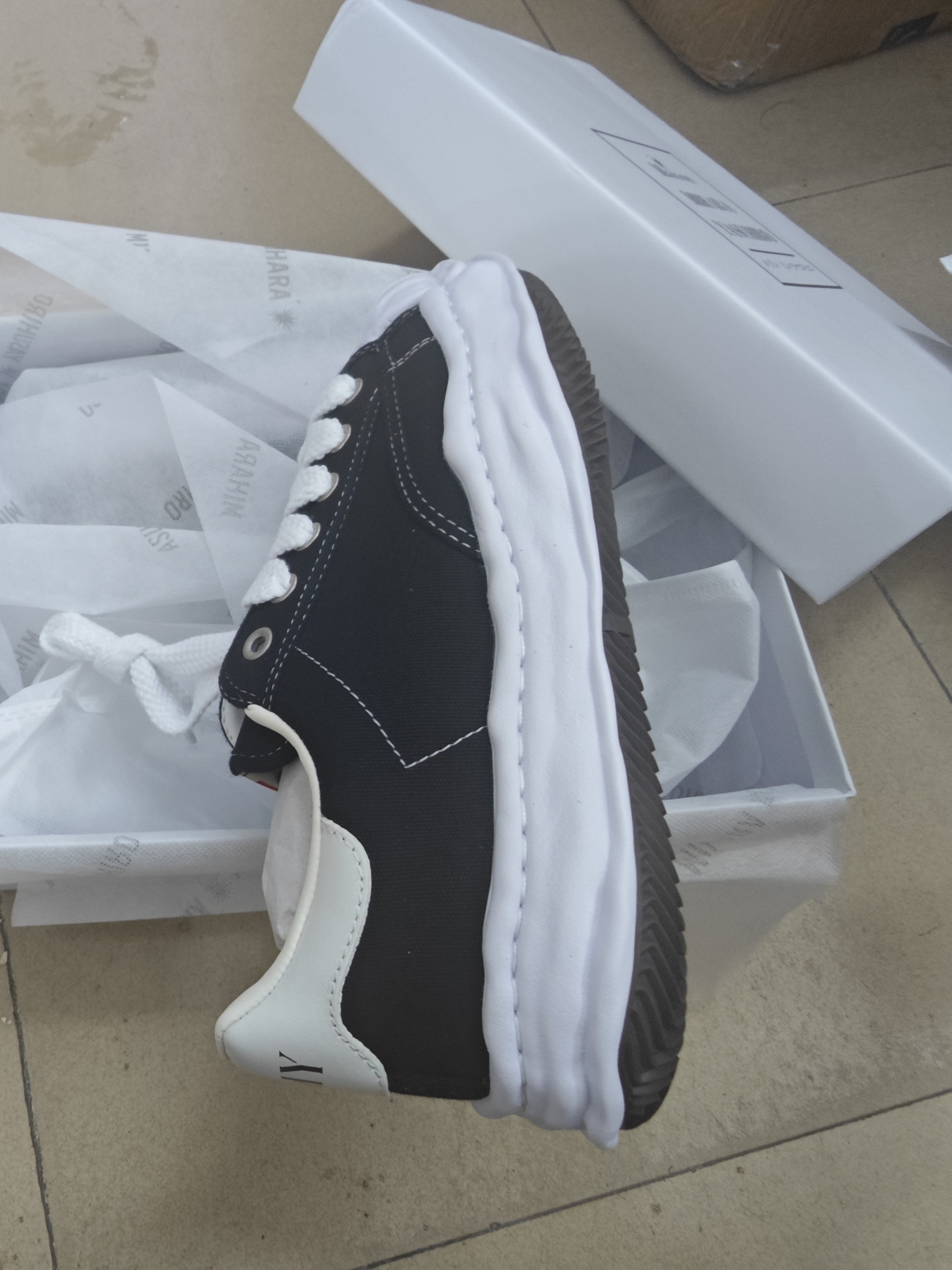 Maison MIHARA YASUHIRO Black And White NO.703 review Stockxkicks 01