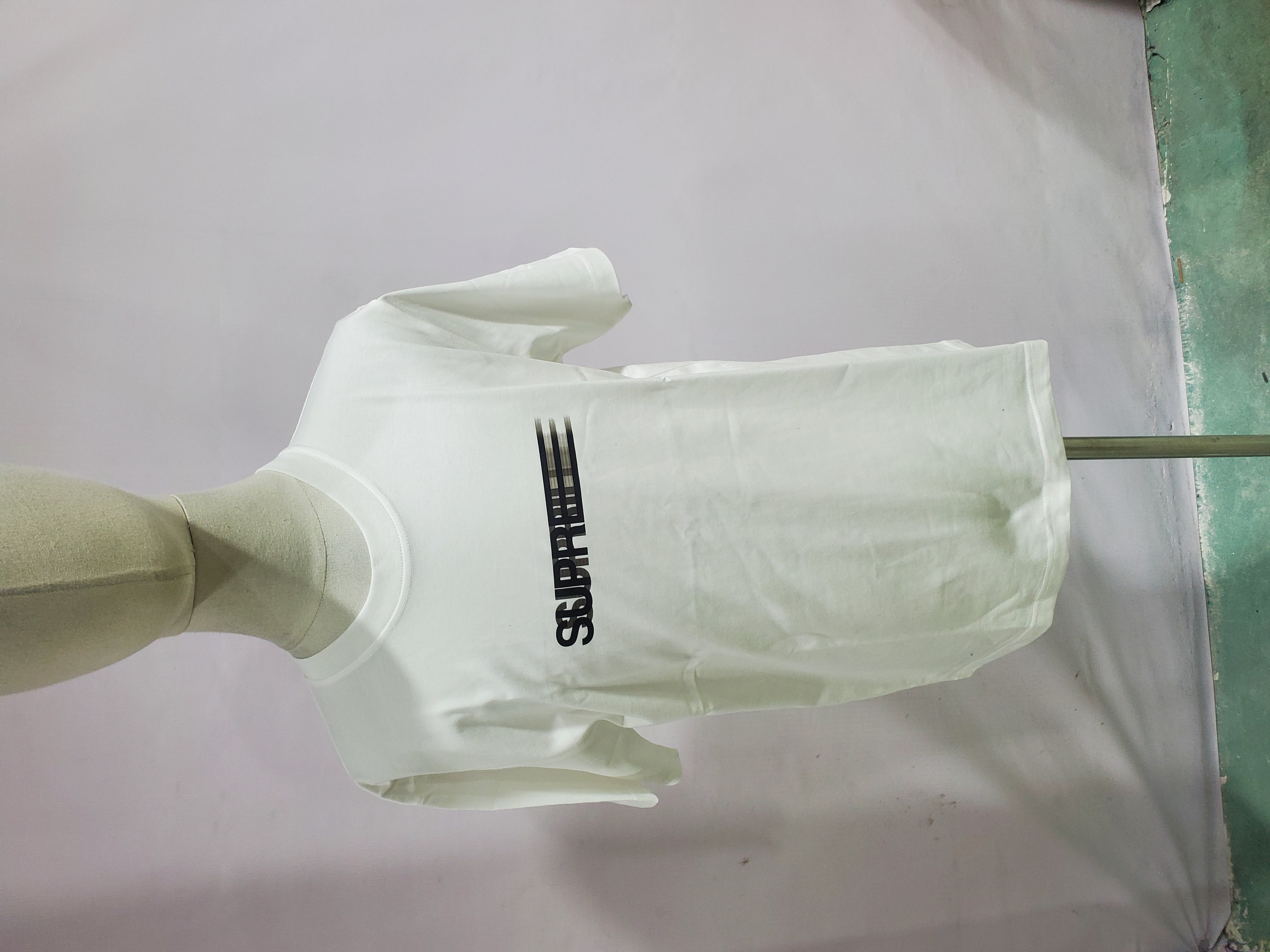 Supreme T-Shirt B352 review Stockxkicks 01