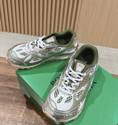 Bottega Veneta Orbit Olive Green review Carlos Espinoza