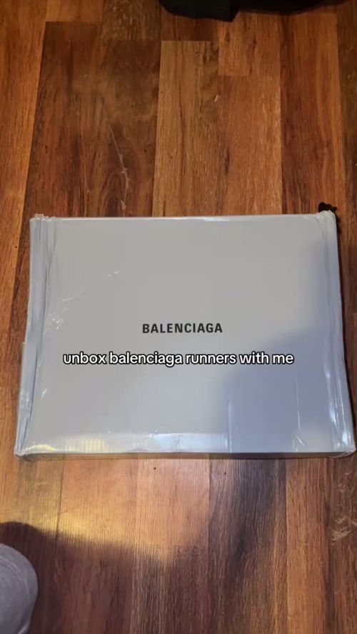 Balenciaga Runner Multicolor 677403W3RB68123 review 