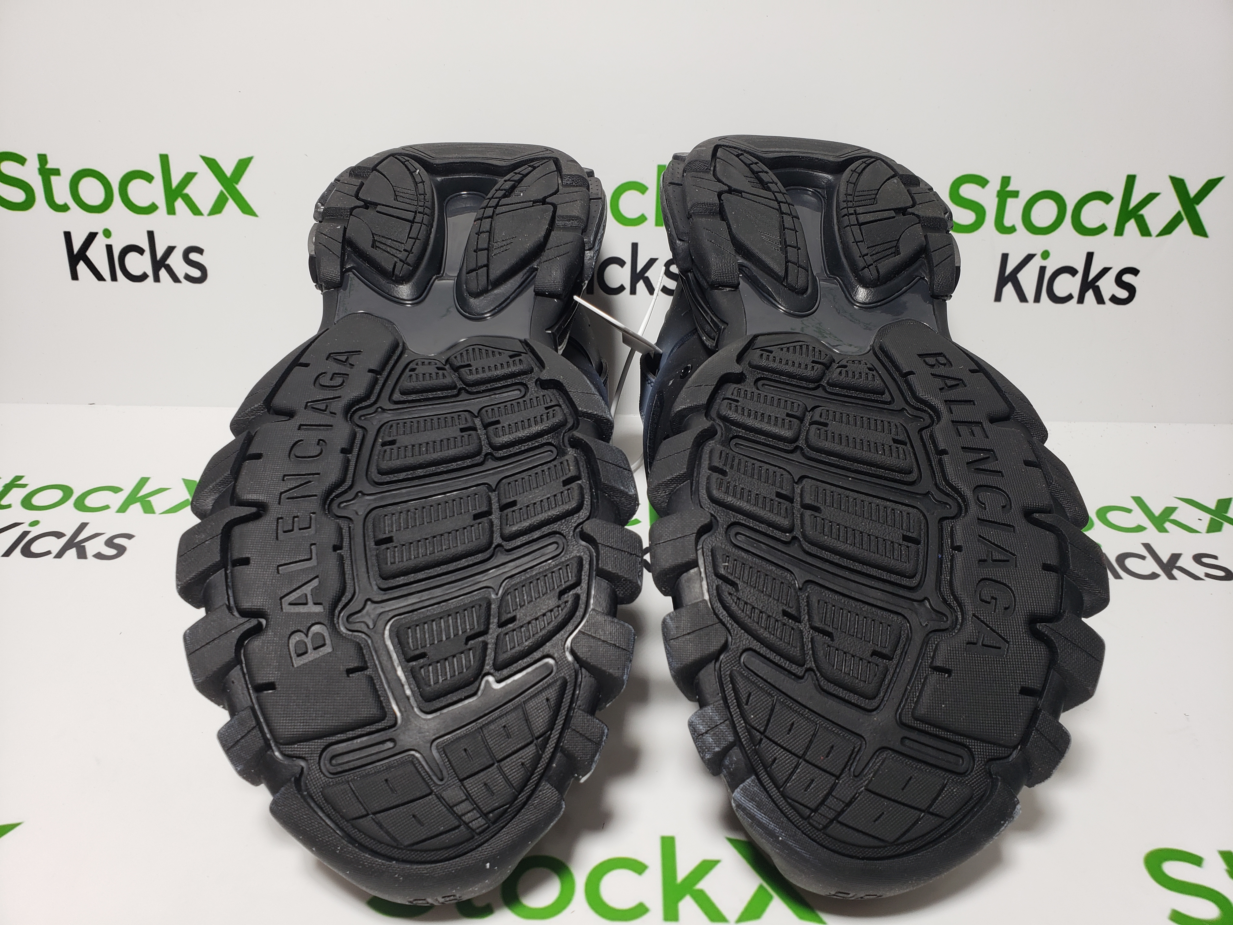 Balenciaga Track Sneaker White Graffiti 542436 WTRHW 1090 review Stockxkicks 04