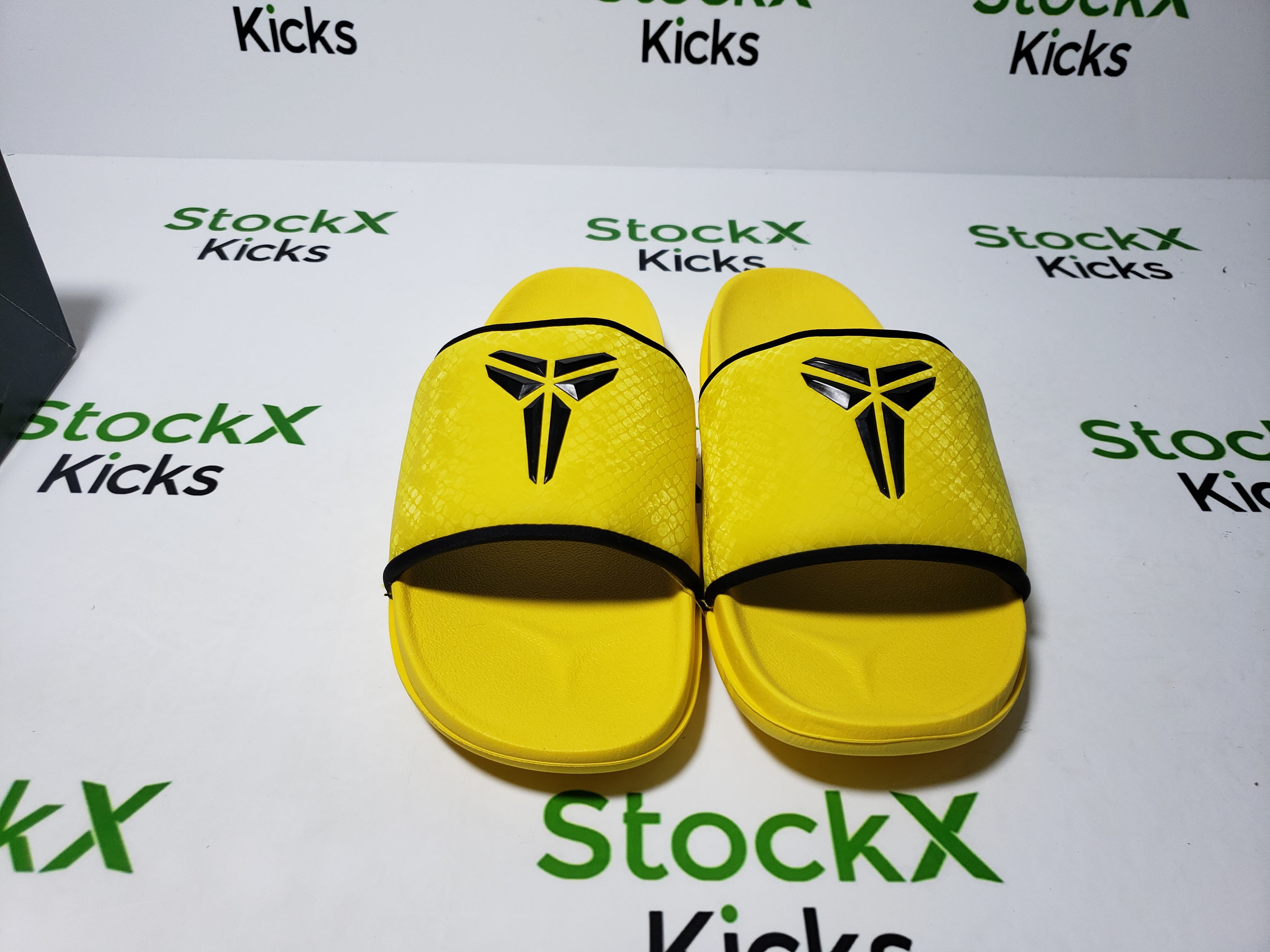 Nike Kobe Bryant x Offcourt Slide Black Yellow IF2870-700 review Stockxkicks 04