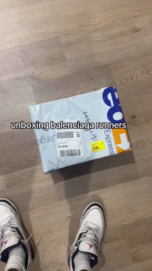 Balenciaga Runner Multicolor 677403W3RB68123 review 