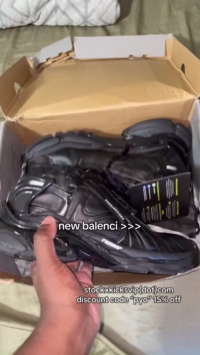 Balenciaga Runner Sneaker x Under Armour Black 813793 WRUCU 1000 review pyo